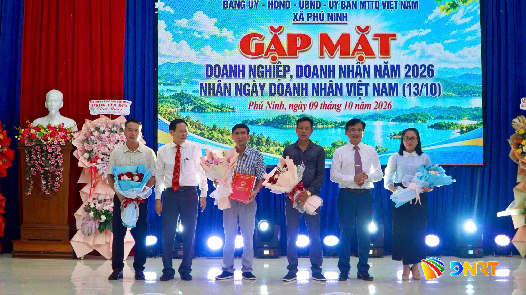 Lãnh đạo xã Phú Ninh trao quyết định, tặng hoa chúc mừng các thành viên Ban Vận động thành lập Hội doanh nghiệp xã. Ảnh: T.B