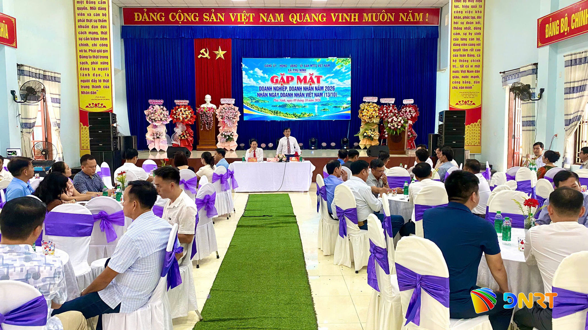 Lãnh đạo xã Phú Ninh trao đổi, lắng nghe chia sẻ của doanh nghiệp tại buổi gặp mặt. Ảnh: T,