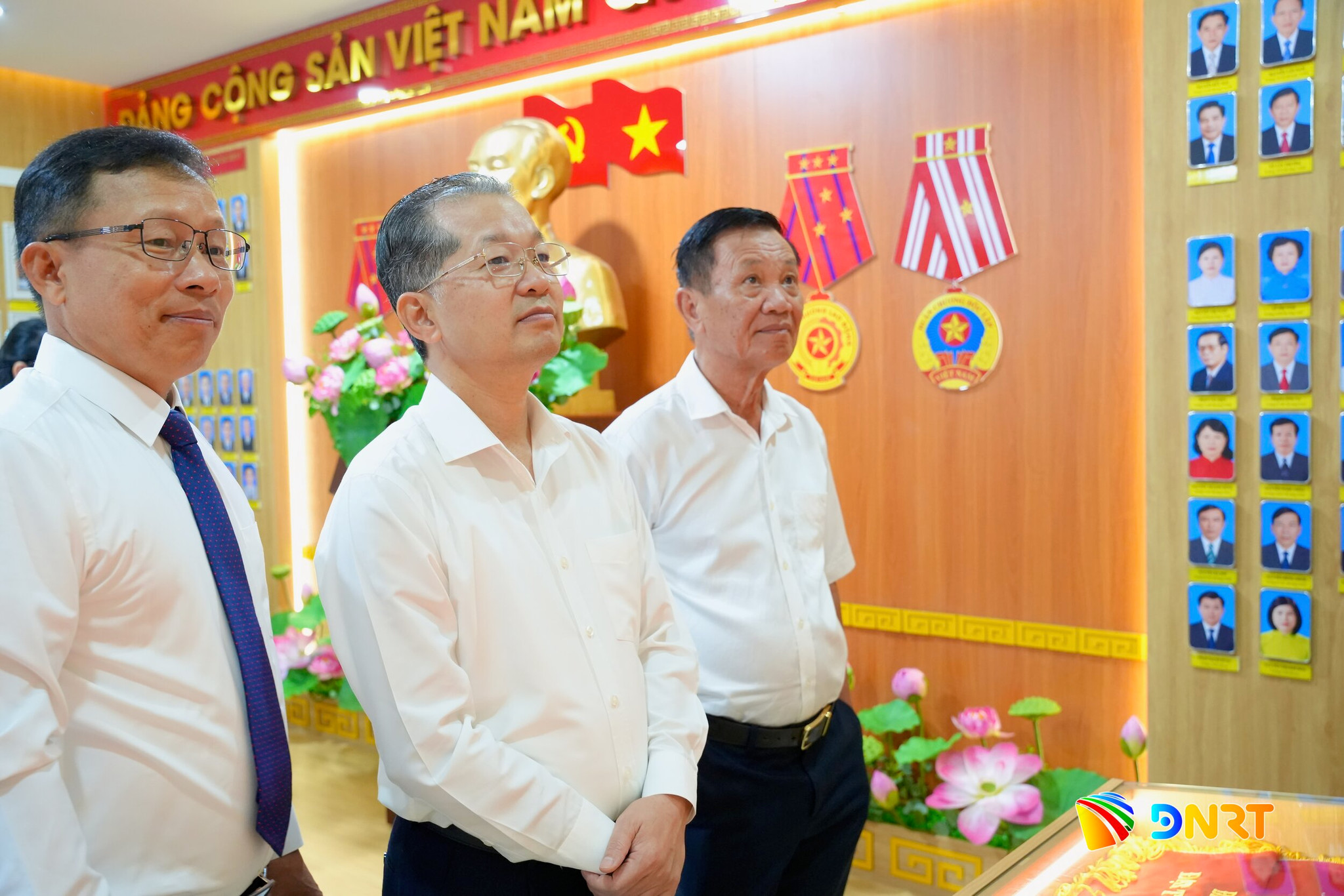 Bí thư Trung ương Đảng, Chánh án Toà án nhân dân tối cao Nguyễn Văn Quảng (đứng giữa) cùng các đại biểu tham quan phòng truyền thống. Ảnh: T.CÔNG