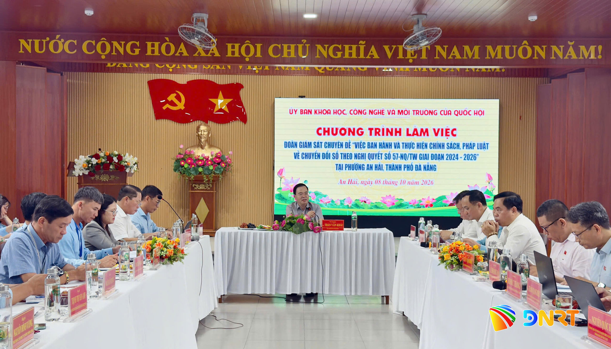 Quang cảnh buổi làm việc (2)