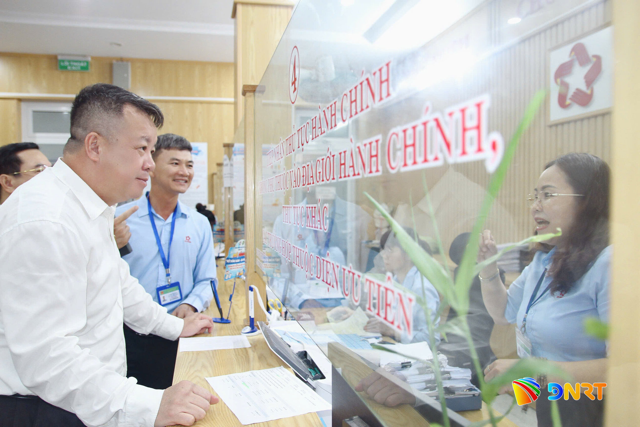 thành viên Đoàn giám sát trao đổi với công chức Trung tâm Phục vụ ahnfh chính công