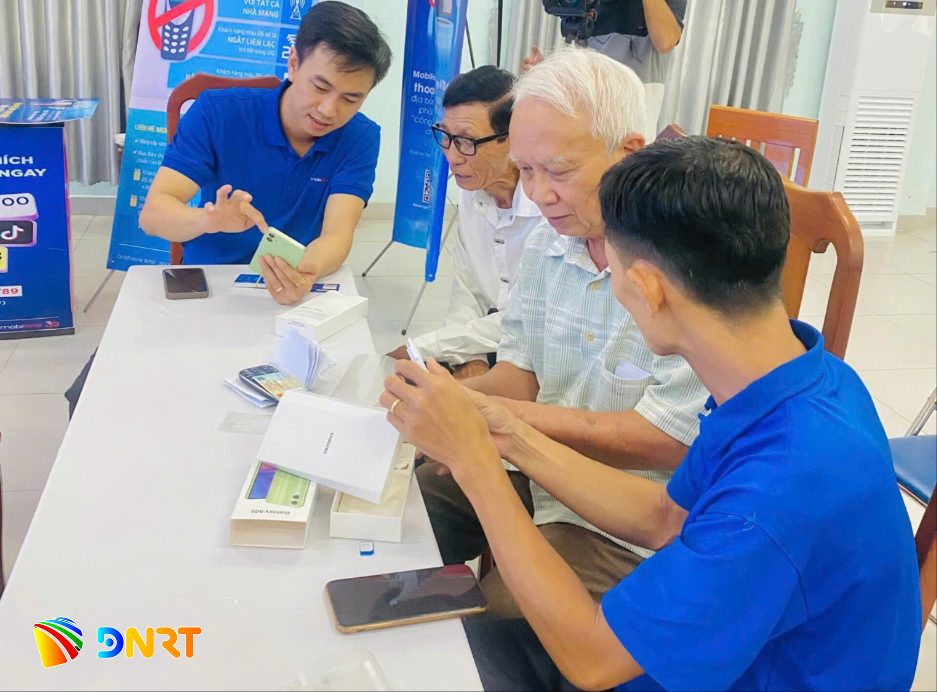 Thanh niên phường Thanh Khê hướng dẫn người dân các tiện ích số
