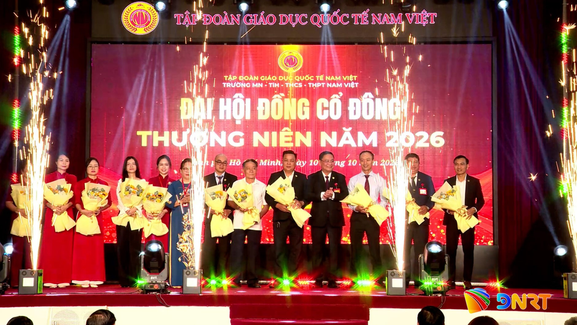 Tiến sĩ Nguyễn Đức Quốc, Chủ tịch Tập đoàn Giáo dục Quốc tế Nam Việt (thứ 4, phải sang) tặng hoa tri ân các cổ đông. Ảnh: P.H