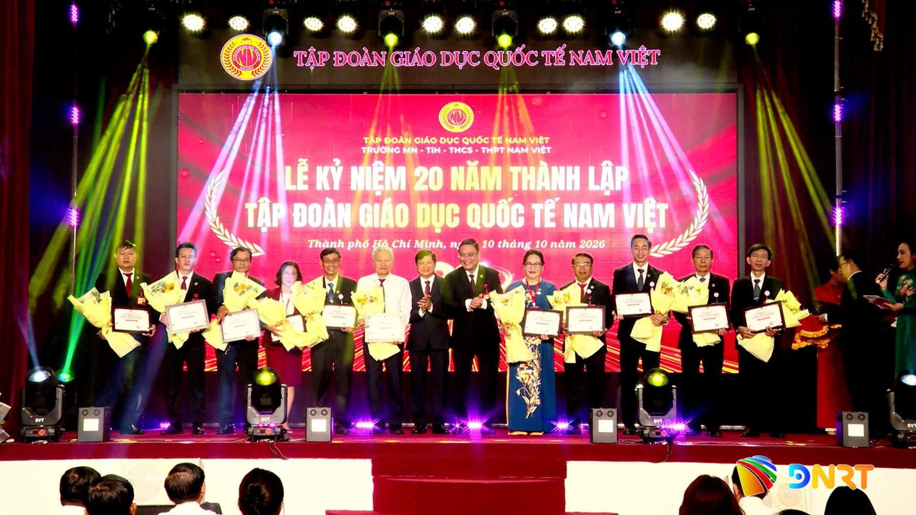 Chủ tịch Giáo dục Quốc tế Nam Việt Nguyễn Đức Quốc tri ân Hội đồng sư phạm Trường Nam Việt. Ảnh: P.H