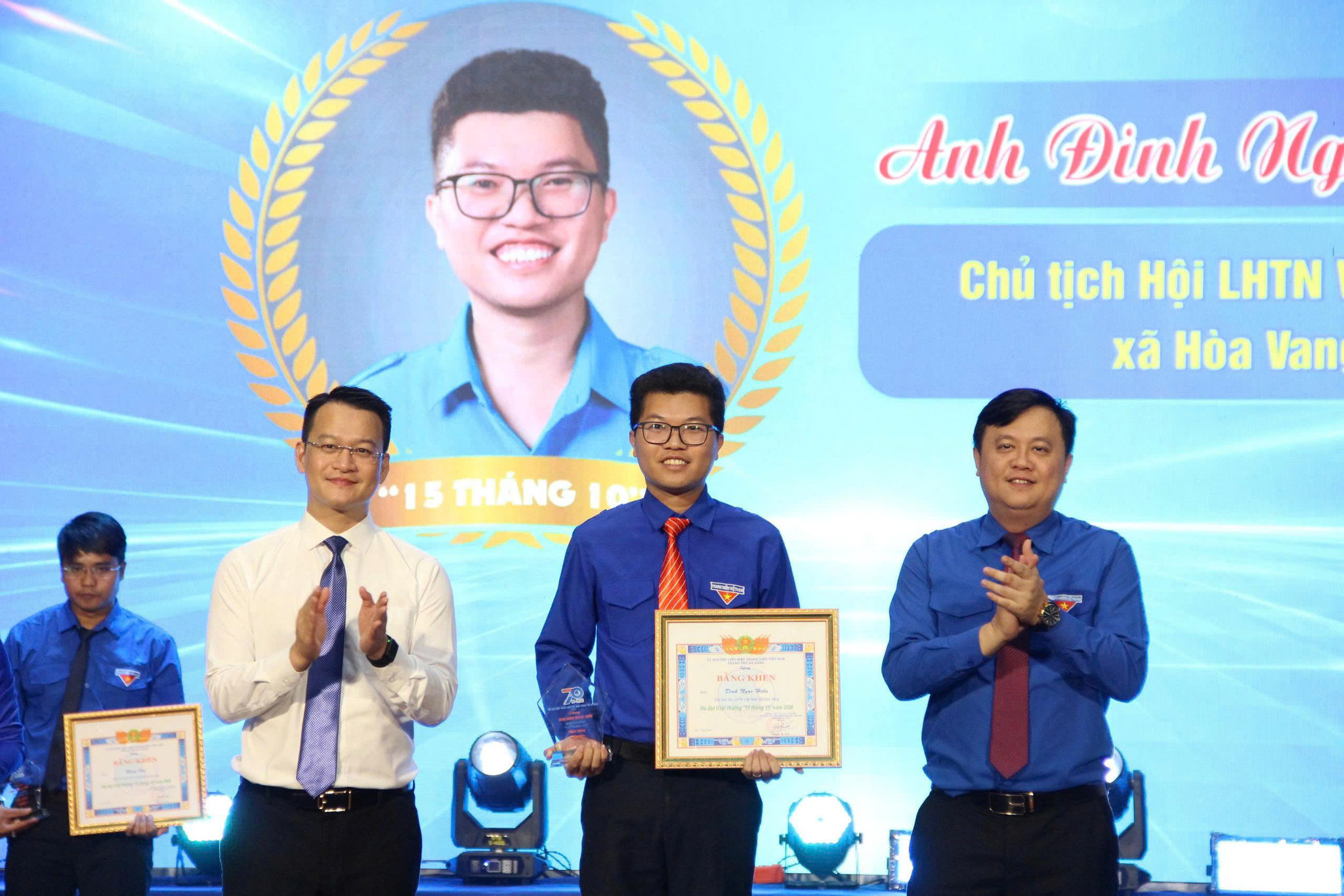 Phó Trưởng ban Thường trực Ban Tuyên giáo Thành ủy Nguyễn Mạnh Dũng (trái) và Bí thư Thành đoàn Lê Công Hùng (phải) trao Giải thưởng “15 tháng 10”. Ảnh: NGỌC HÀ