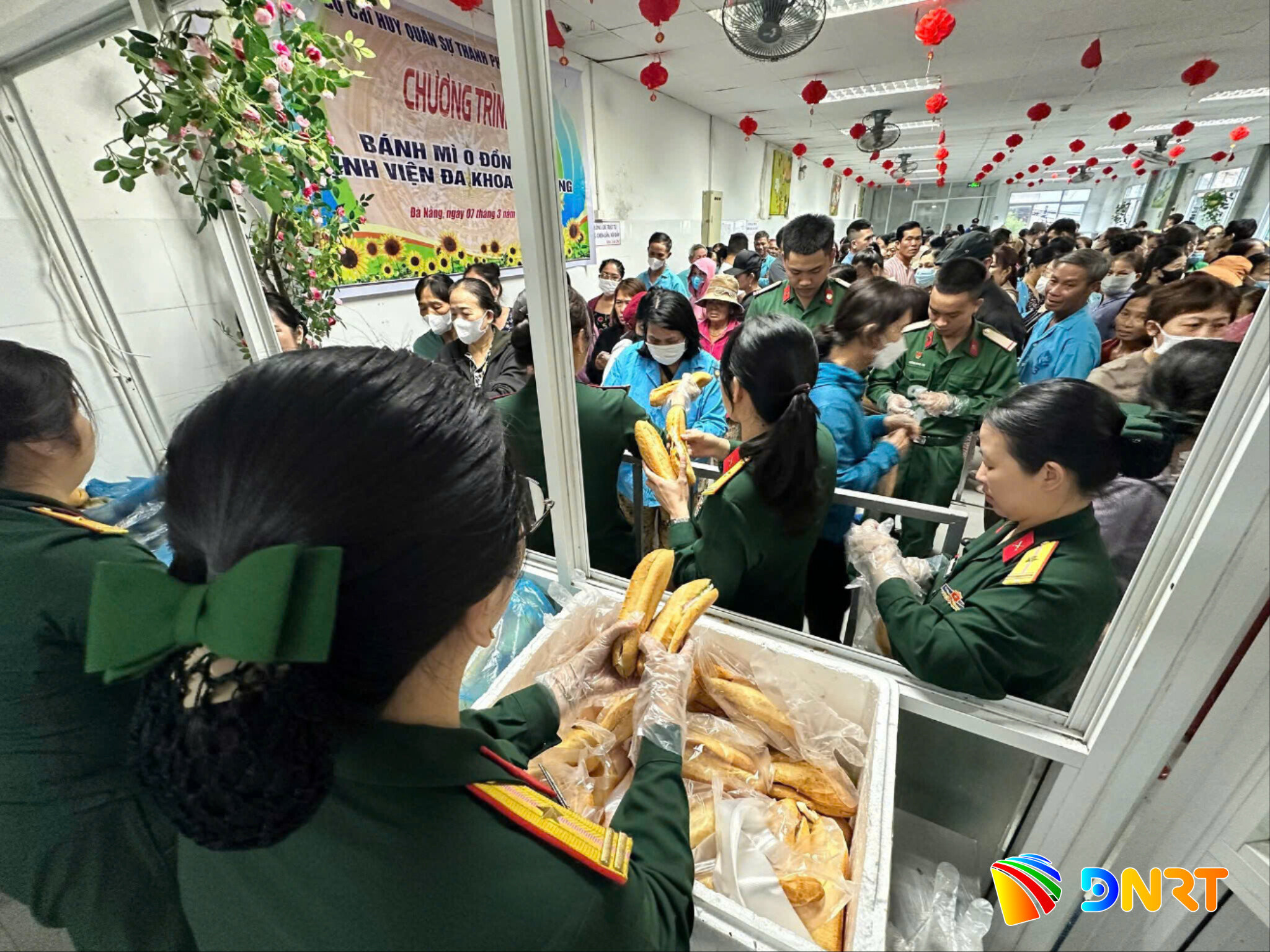 banh-mi-0-dong-tai-benh-vien-da-nang.jpg
