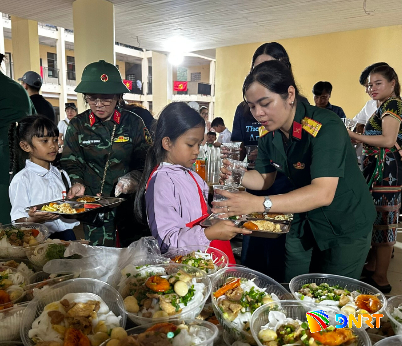 lan-dau-tien-cac-em-hoc-sinh-tay-giang-duoc-an-tiec-buffer-dip-trung-thu-2026.jpg