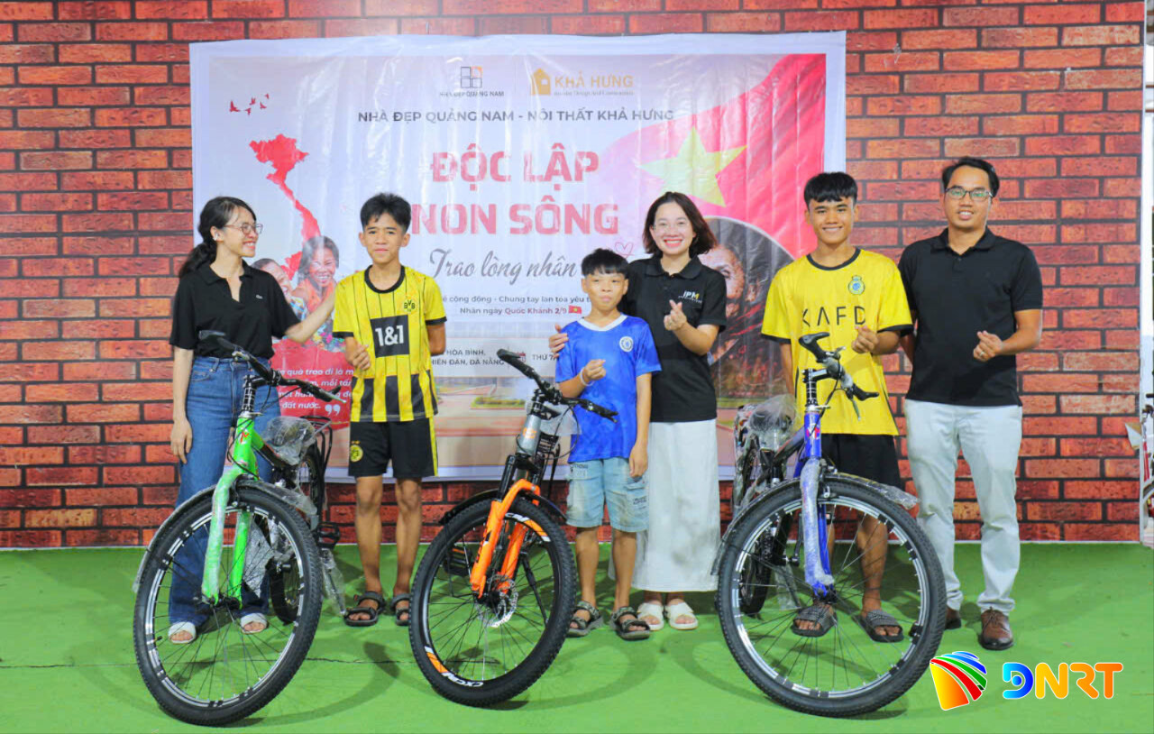 Ông Trần Văn Tương tặng quà cho trẻ em làng Hòa Bình, xã Chiên Đàn