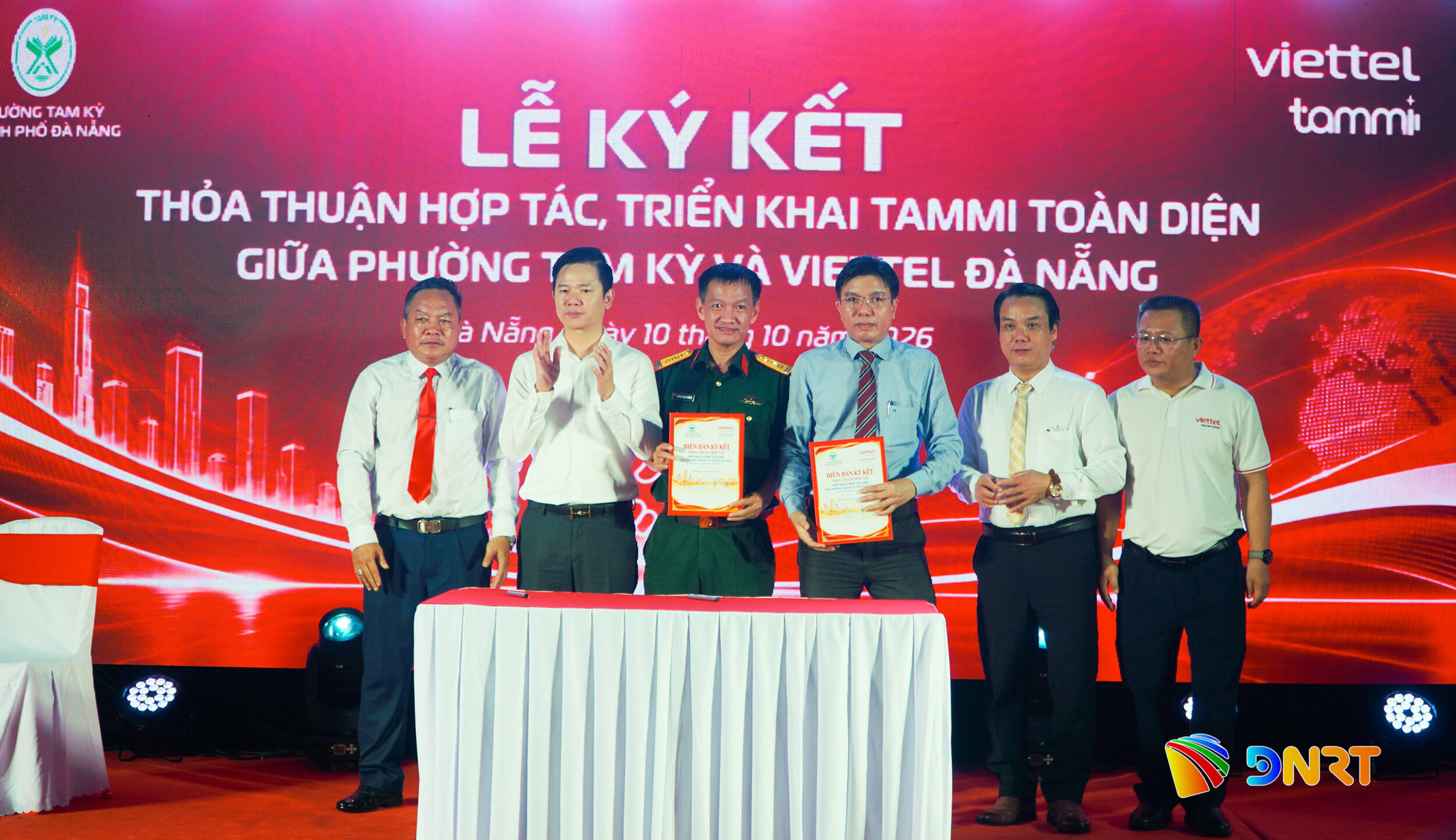 UBND phường Tam Kỳ thực hiện ký kết hợp tác với Viettel Đà Nẵng về nhiều nội dung liên quan đến chuyển đổi số. Ảnh: PHAN VINH