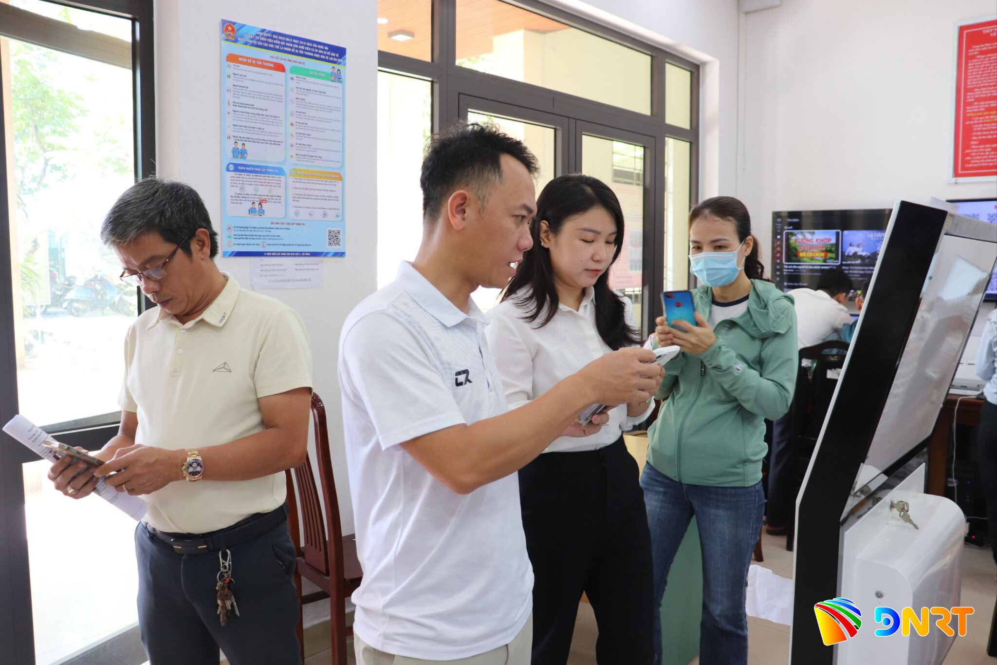 Cán bộ phường Hòa Khánh hướng dẫn người dân sử dụng dịch vụ công trực tuyến, góp phần nâng cao hiệu quả giải quyết thủ tục hành chính. Ảnh: KHÁNH NGÂN