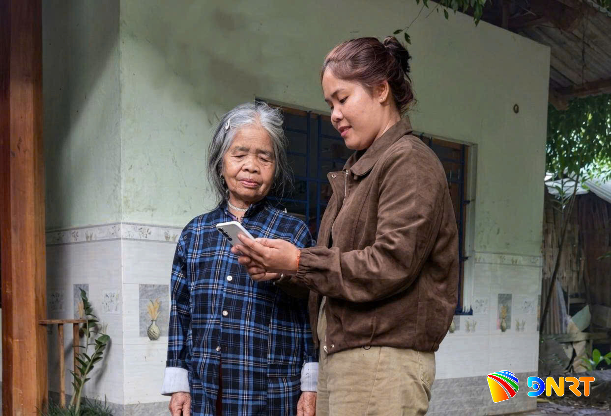 Cán bộ thôn Dang, xã Tây Giang hướng dẫn người dân sử dụng mạng xã hội để tiếp cận thông tin chính thống và cập nhật kịp thời các chủ trương, chính sách của địa phương. Ảnh: KHÁNH NGÂN
