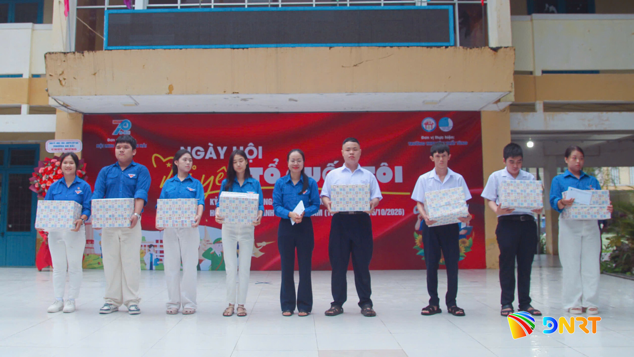 Tặng quà cho thanh niên, học sinh có hoàn cảnh khó khăn