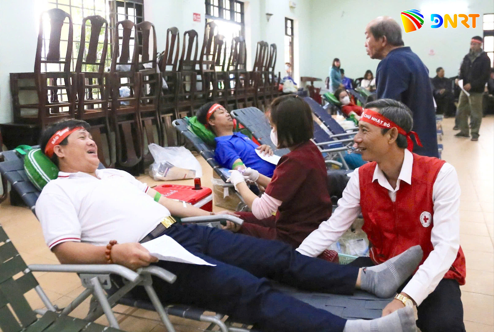 Anh Bùi Đức Trung (người đầu tiên bên trái) tham gia hiến máu tình nguyện. Ảnh: MỸ LỆ