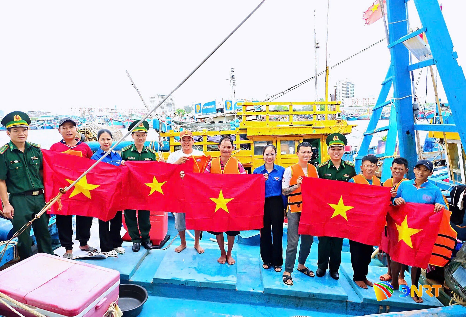 uy-ban-hoi-lhtn-phuong-an-hai-cung-voi-can-bo-bien-phong-trao-co-to-quoc-va-tang-ao-phao-cho-ngu-dan(1).jpg