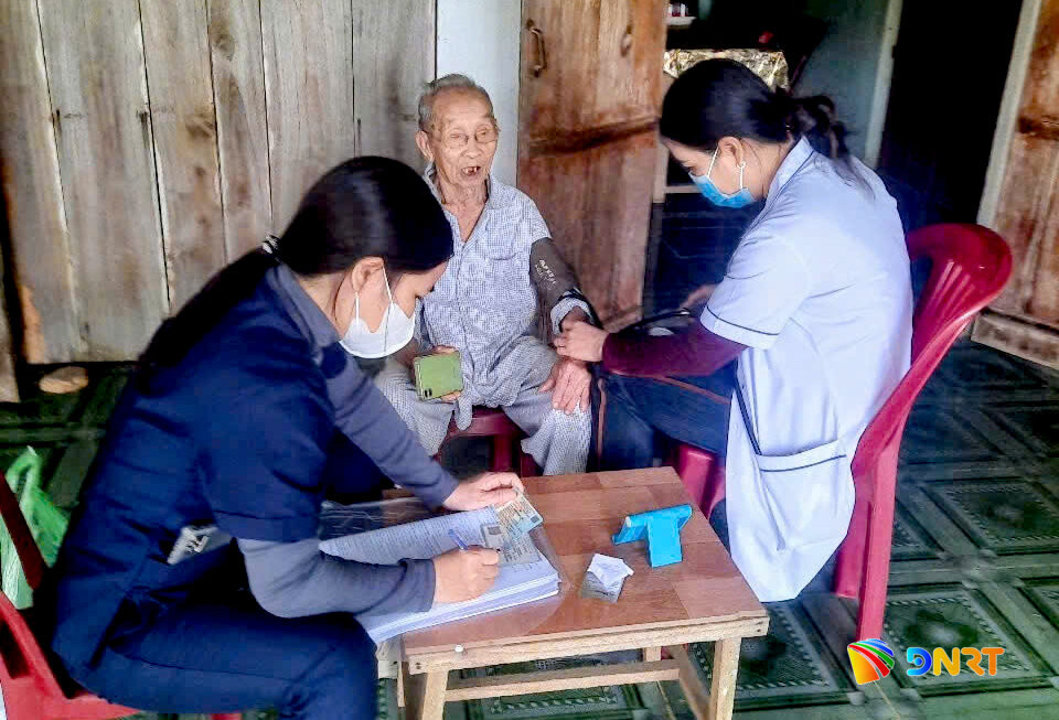 12 - Các cán bộ y tế tuyến cơ sở, công việc sẽ gặp nhiều khó khăn nhưng cũng sẽ có những đãi ngộ cao