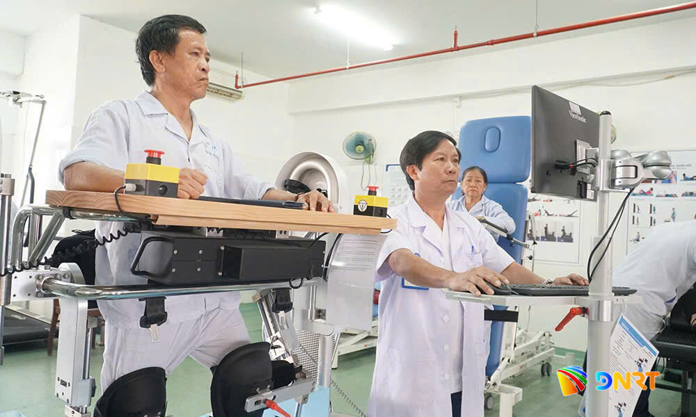 Hệ thống robot hỗ trợ dáng đi MRG-P100. Ảnh: PHƯƠNG LAN