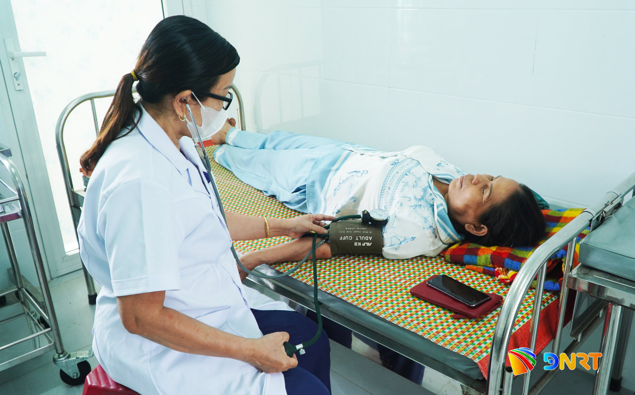 8 - Hiện nay có rất nhiều cơ chế hỗ trợ đối với bác sĩ khi về công tác tại tuyến y tế cơ sở, đặc biệt là ở vùng miền núi, hải đảo