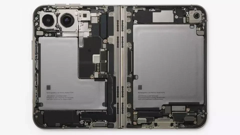 Bên trong của iPhone Duo. Ảnh: Apple.