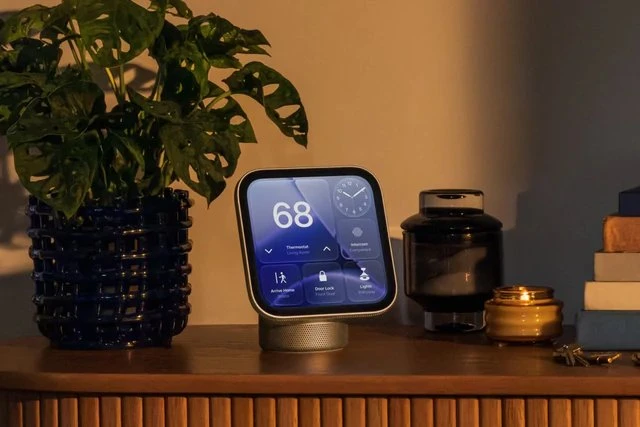 Màn hình thông minh Apple HomeView gắn trên chân đế loa vòm