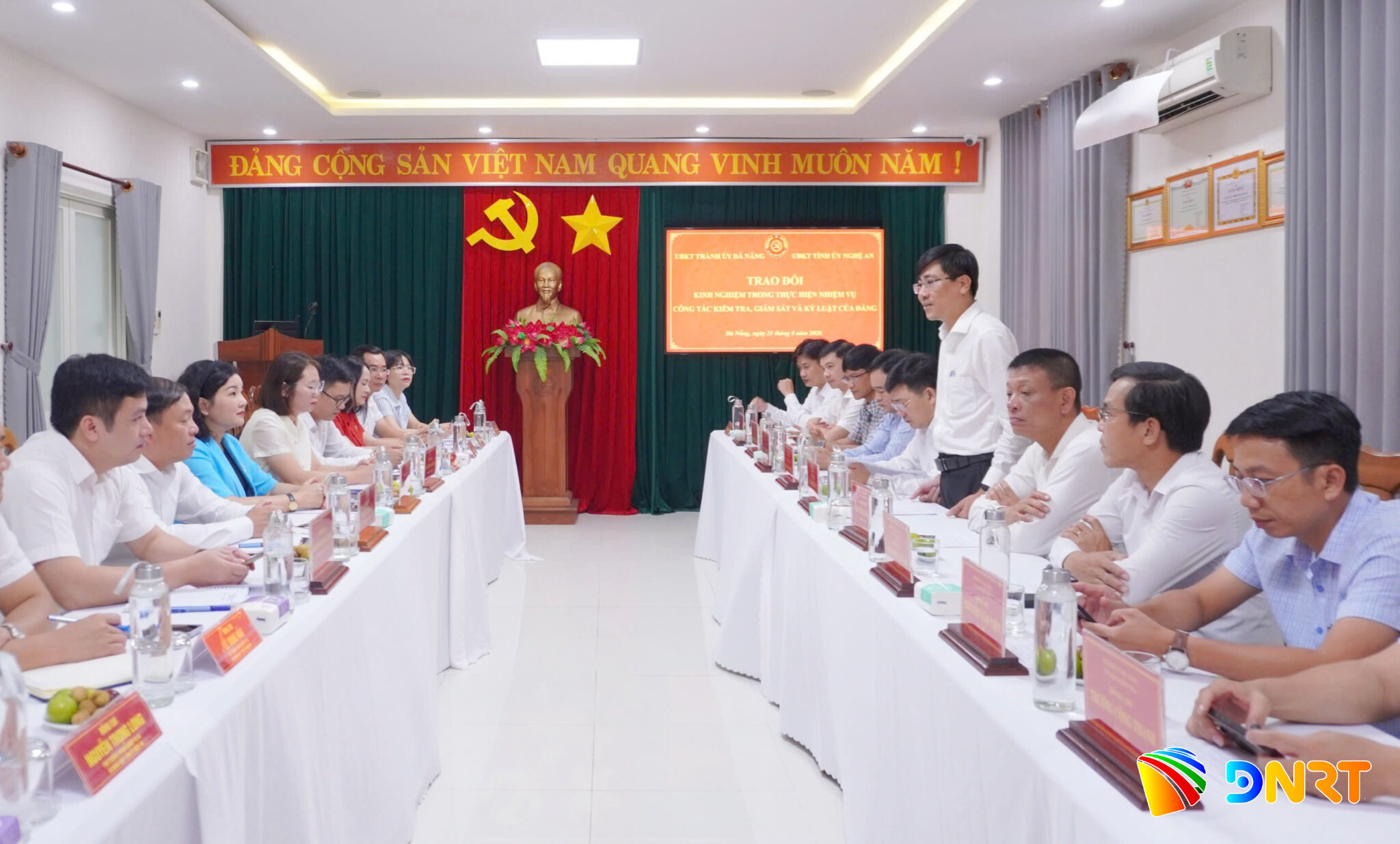 Ủy ban Kiểm tra Thành ủy Đà Nẵng trao đổi kinh nghiệm trong công tác kiểm tra, giám sát với đoàn công tác Ủy ban Kiểm tra Tỉnh ủy Nghệ An. Ảnh: C.P