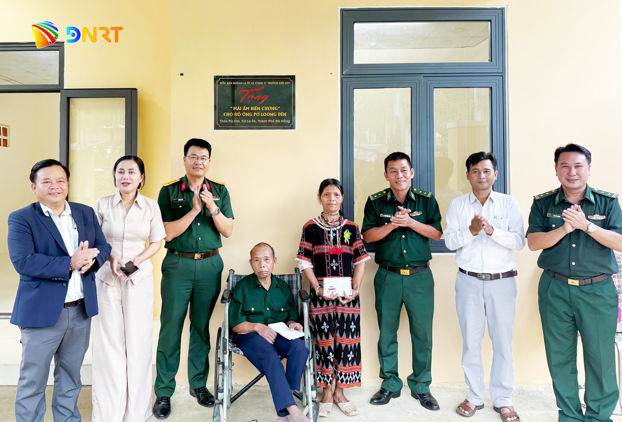 Các đơn vị tặng quà gia đình ông