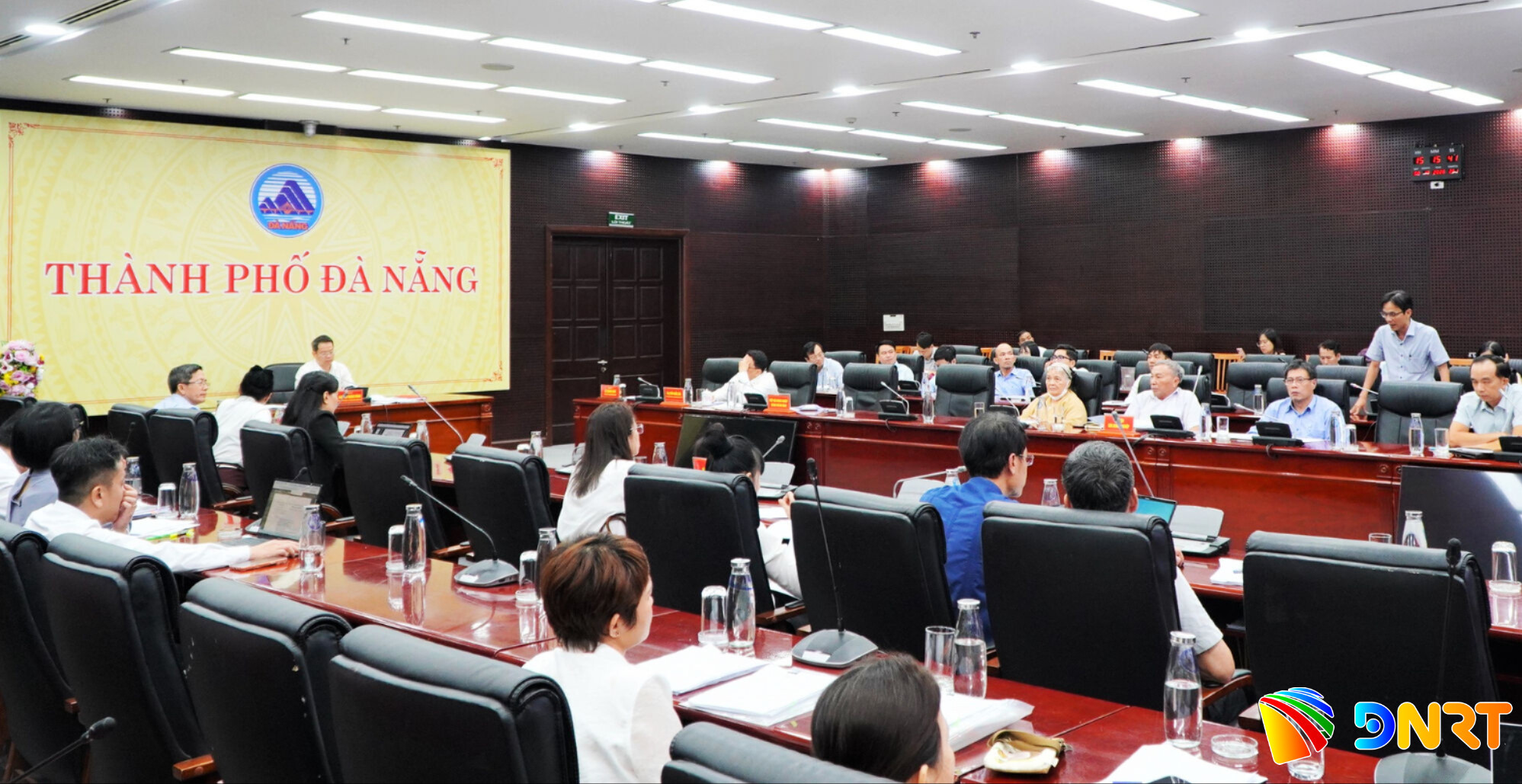 chu-tich-ubnd-thanh-pho-da-nang-nguyen-manh-hung-doi-thoai-thao-go-kho-khan-cho-doanh-nghiep-vao-ngay-9_10-vua-qua.jpg