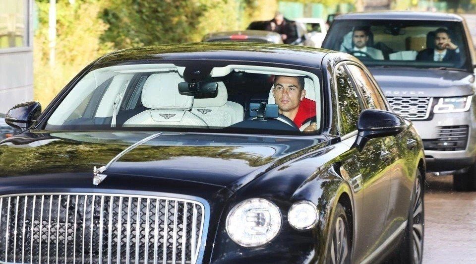 Ronaldo sử dụng Huawei Mate 10 Porsche Design