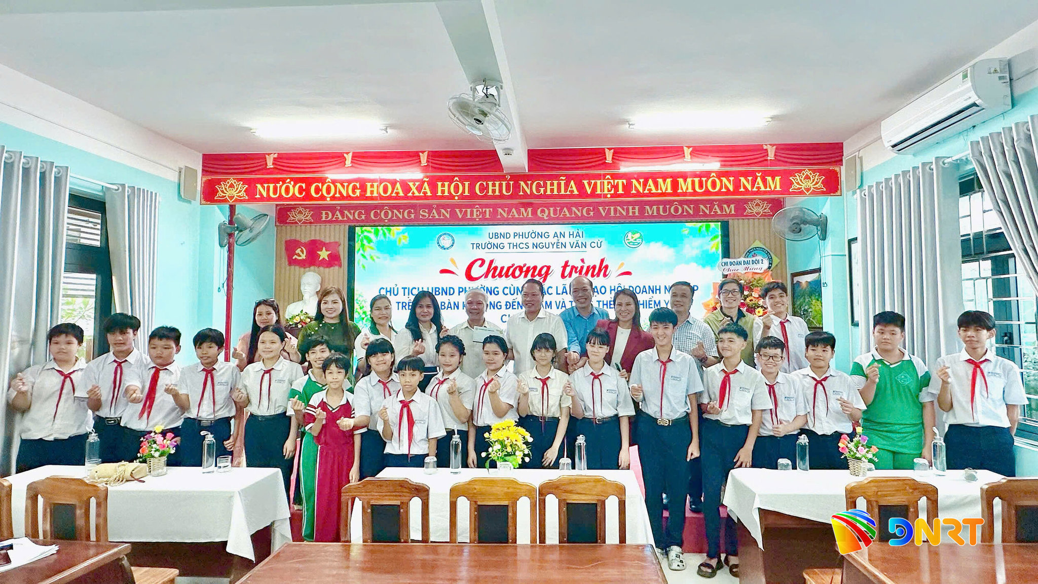 Tặng Thẻ BHYT cho học sinh Trường THCS Nguyễn Văn Cừ