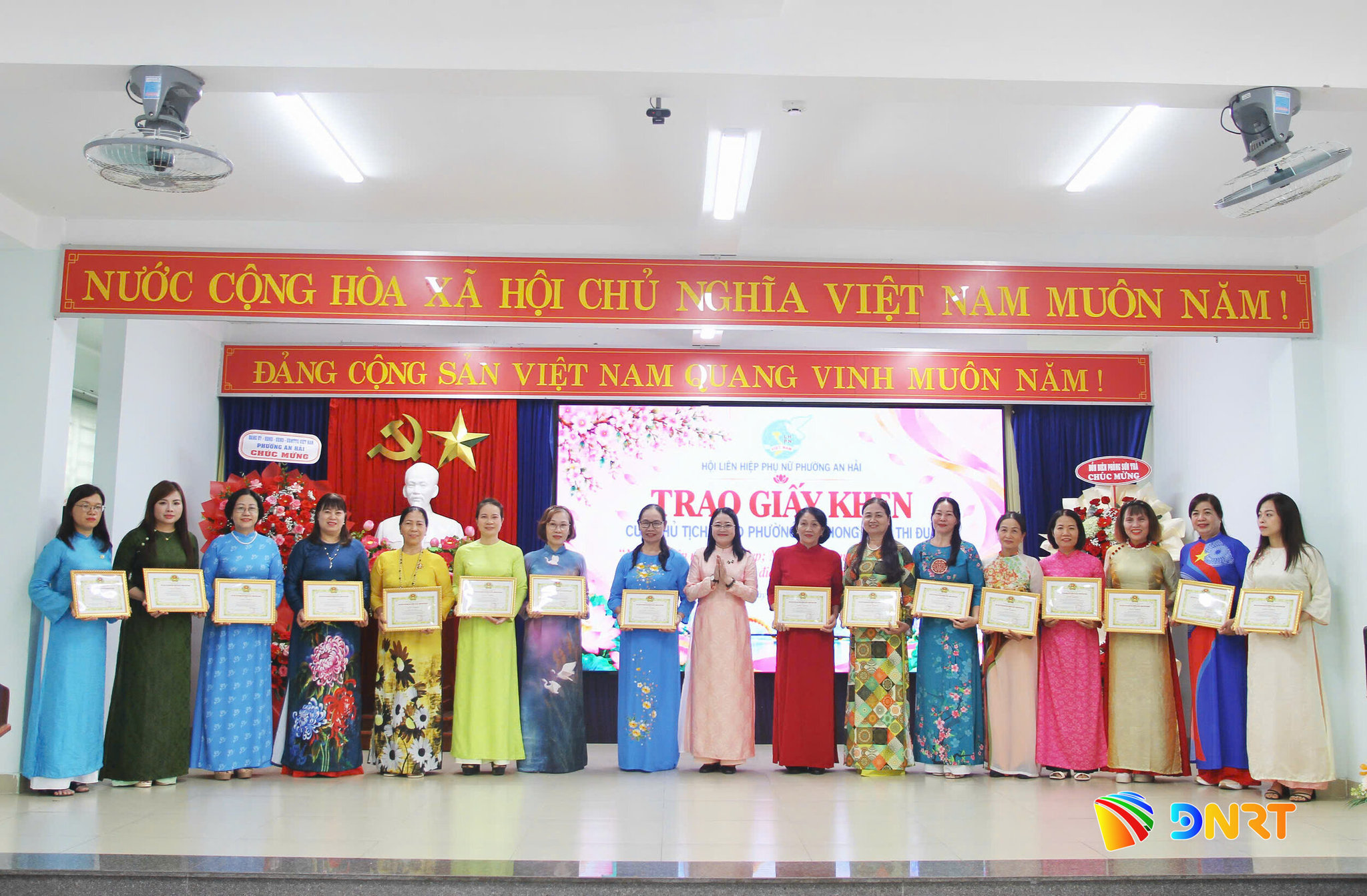 Trao giấy khen của UBND phường cho các cá nhân xuất sắc trong phong trào thi đua