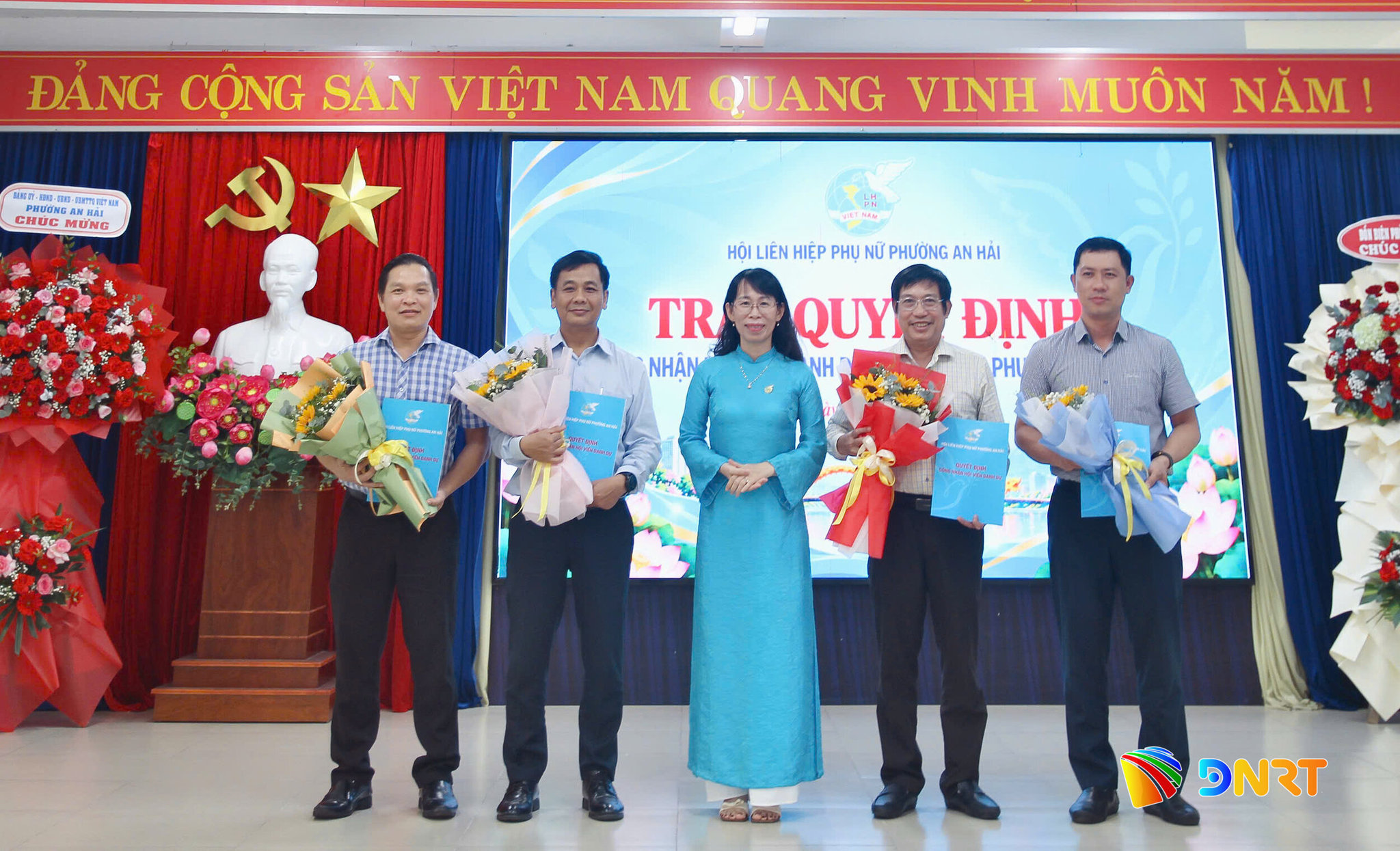 Trao Quyết định và tặng hoa chúc mừng các hội viên danh dự