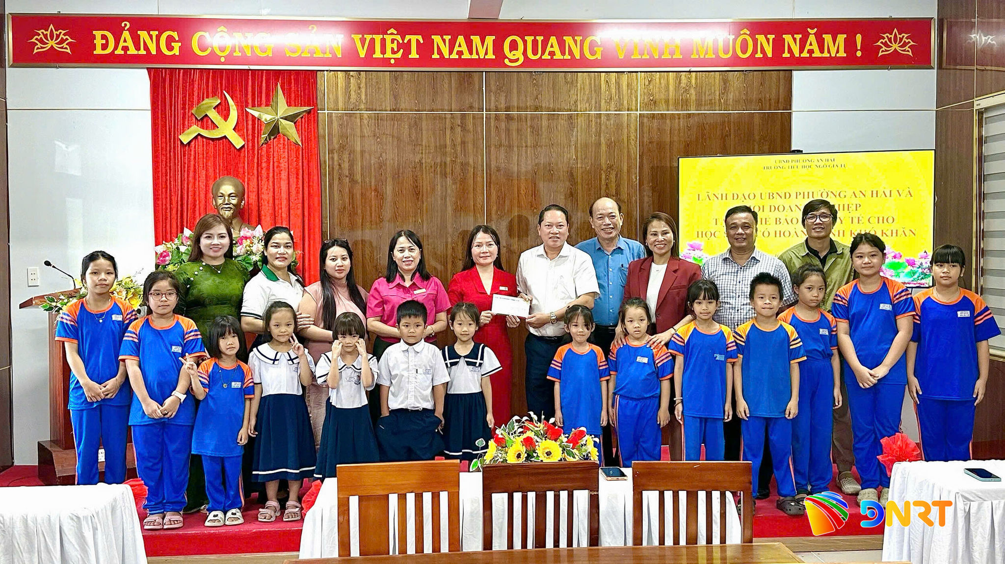 Trao tặng Thẻ BHYT cho học sinh Trường Tiểu học Ngô Gia Tự