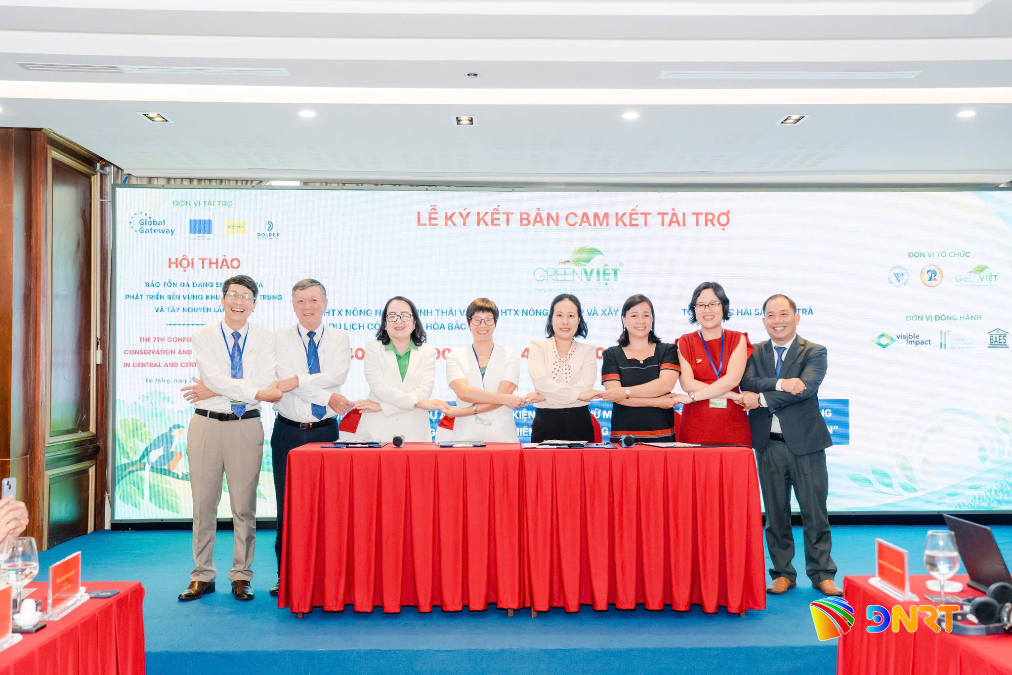 Green Việt cùng đại diện các hợp tác xã, tổ hợp tác tại lễ ký cam kết tài trợ thực hiện các dự án kinh tế xanh, kinh tế tuần hoàn do phụ nữ triển khai. Ảnh: HOÀNG HIỆP