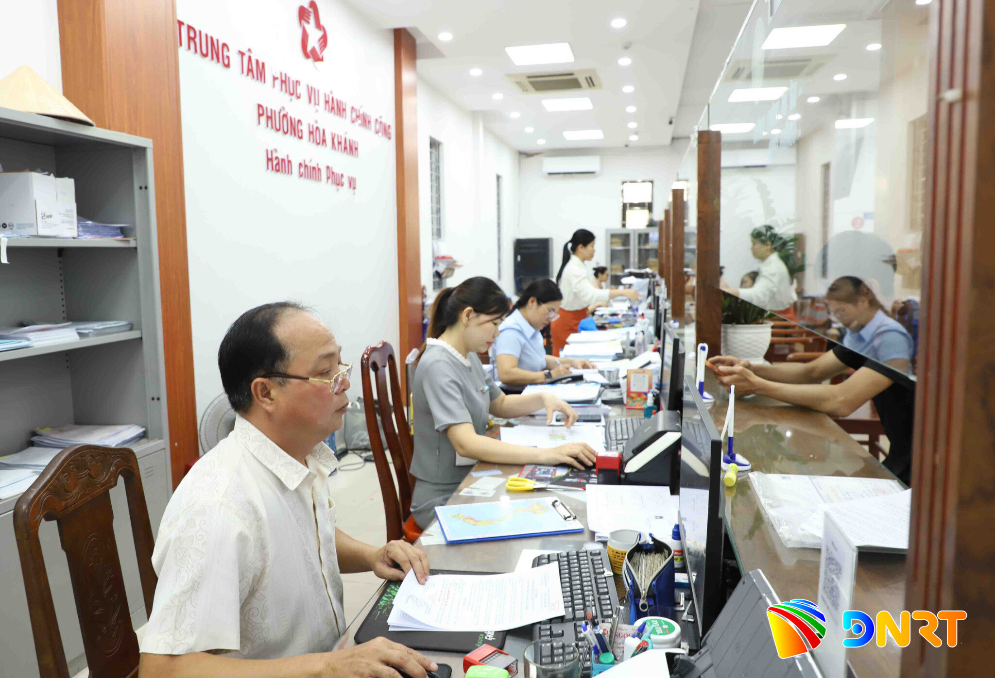 Cán bộ, công chức Trung tâm phục vụ hành chính công phường Hòa Khánh phục vụ nhân dân. Ảnh: NGỌC PHÚ