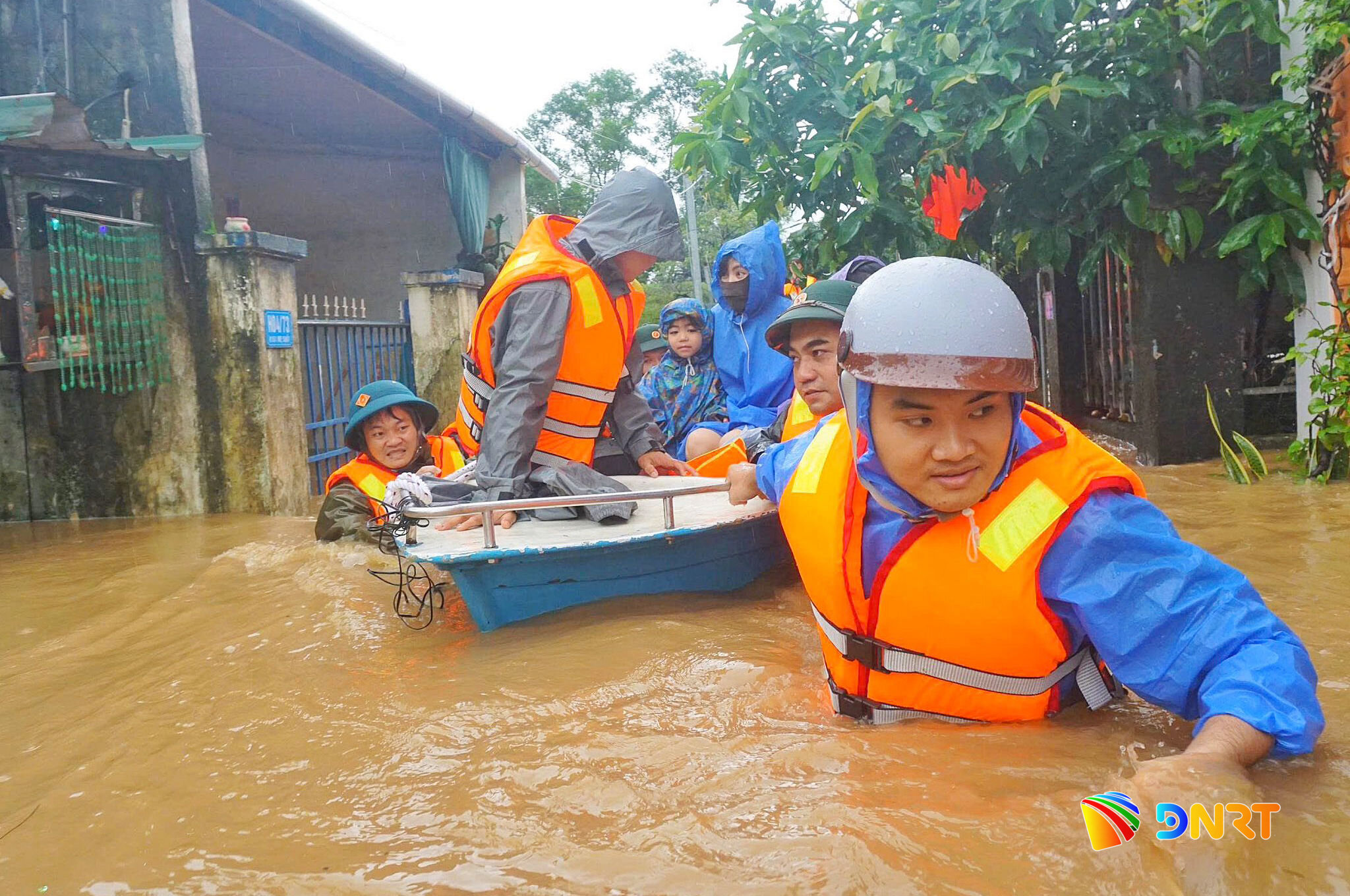 Công an phường Hòa Khánh phối hợp lực lượng an ninh cơ sở và quân sự đưa người dân tại vùng ngập trên đường Mẹ Suốt đến nơi an toàn. Ảnh chụp tháng 10/2025. Ảnh: P.V