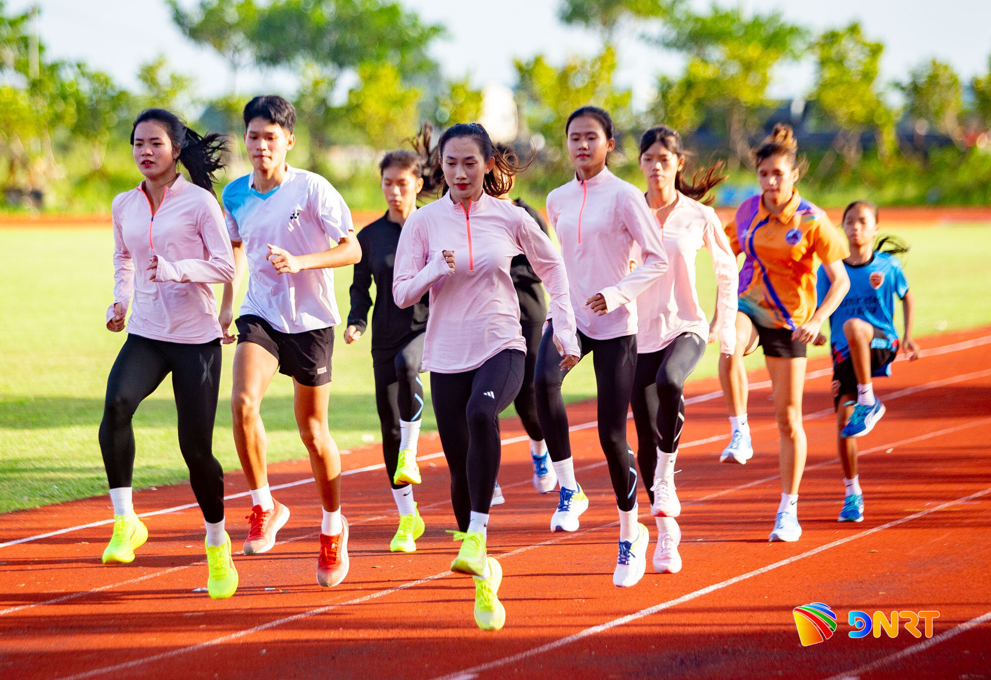 Đội điền kinh Đà Nẵng ra sức tập luyện tại Trung tâm Huấn luyện và Đào tạo vận động viên thành phố Đà Nẵng. Ảnh: BẢO LÂM