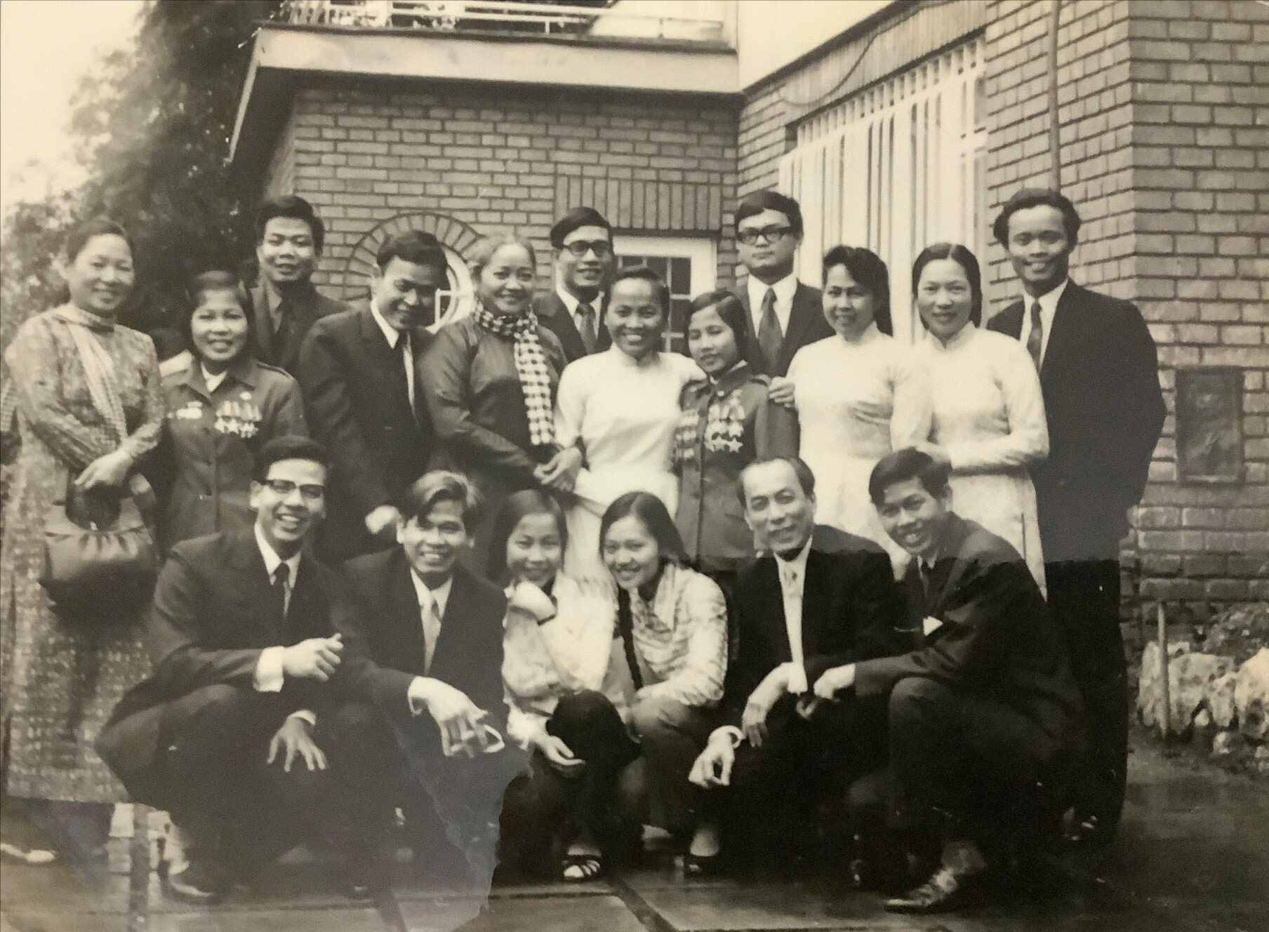Đại sứ Phan Thị Minh Hiền (thứ 6, hàng đứng, phải sang) chụp ảnh lưu niệm cùng đoàn Anh hùng quân giải phóng Miền Nam do bà Tổng tư lệnh Nguyễn Thị Định (thứ 5, hàng đứng, phải sang) làm Trưởng đoàn tại Đại sứ quán Chính phủ miền Nam Việt Nam tại Tiệp khắc năm 1974. Ảnh: Tư liệu