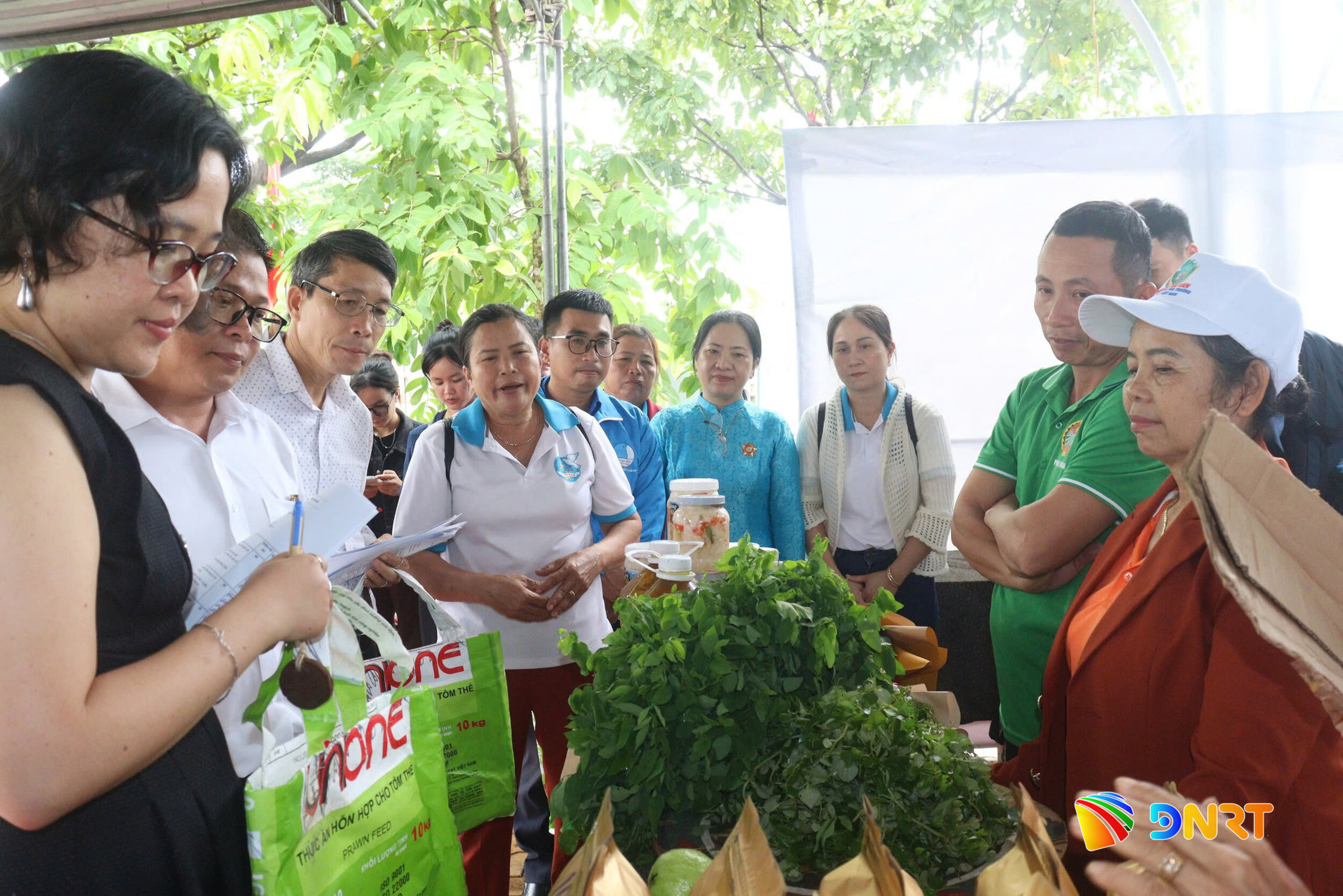Green Viet, together with representatives from cooperatives and cooperative groups, at a signing ceremony for funding commitments to support green and circular economy projects led by women. Photo: HOANG HIEP