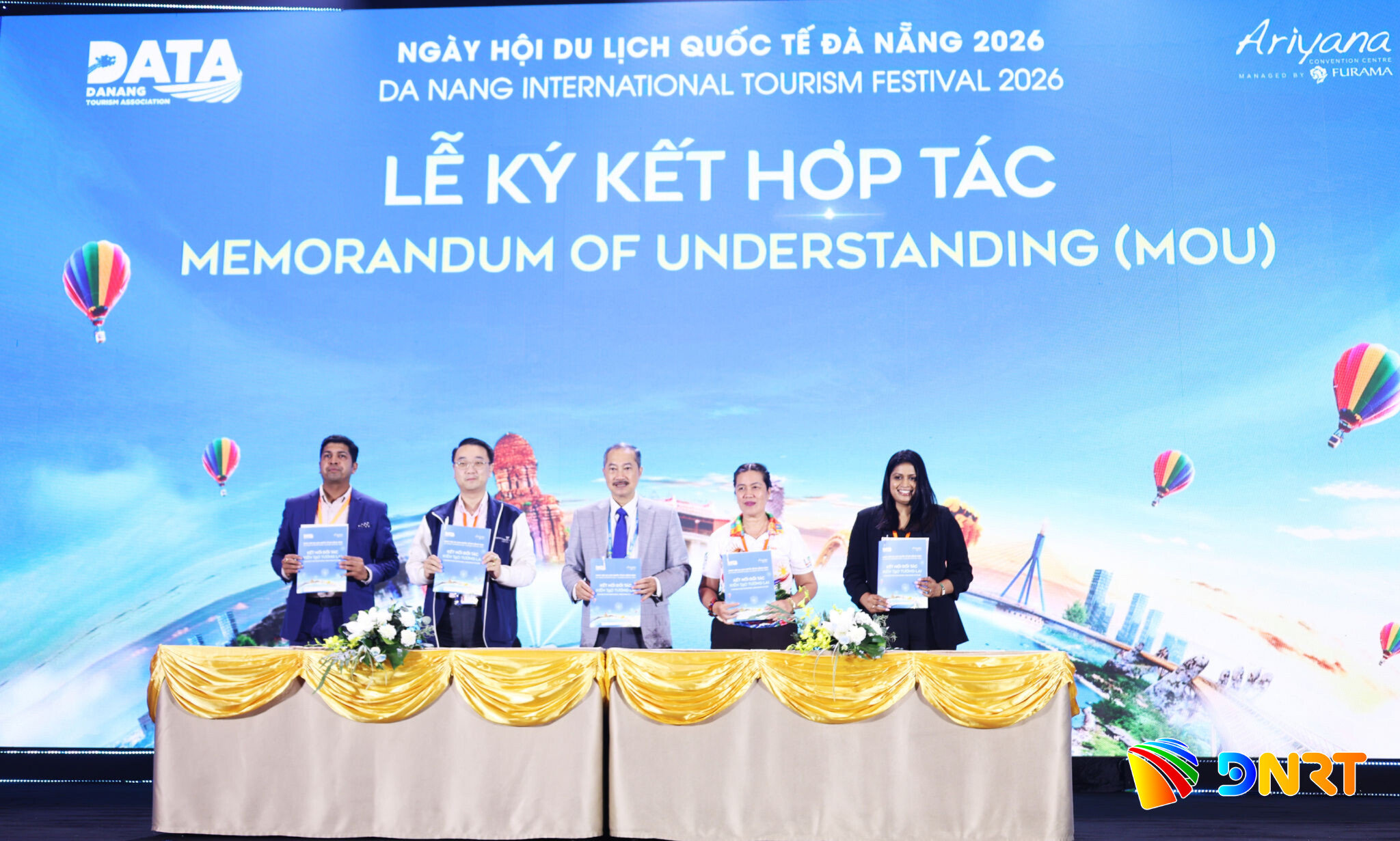 Trong khuôn khổ sự kiện, Hiệp hội Du lịch thành phố Đà Nẵng ký kết biên bản ghi nhớ hợp tác với các đối tác. Ảnh: NGỌC HÀ