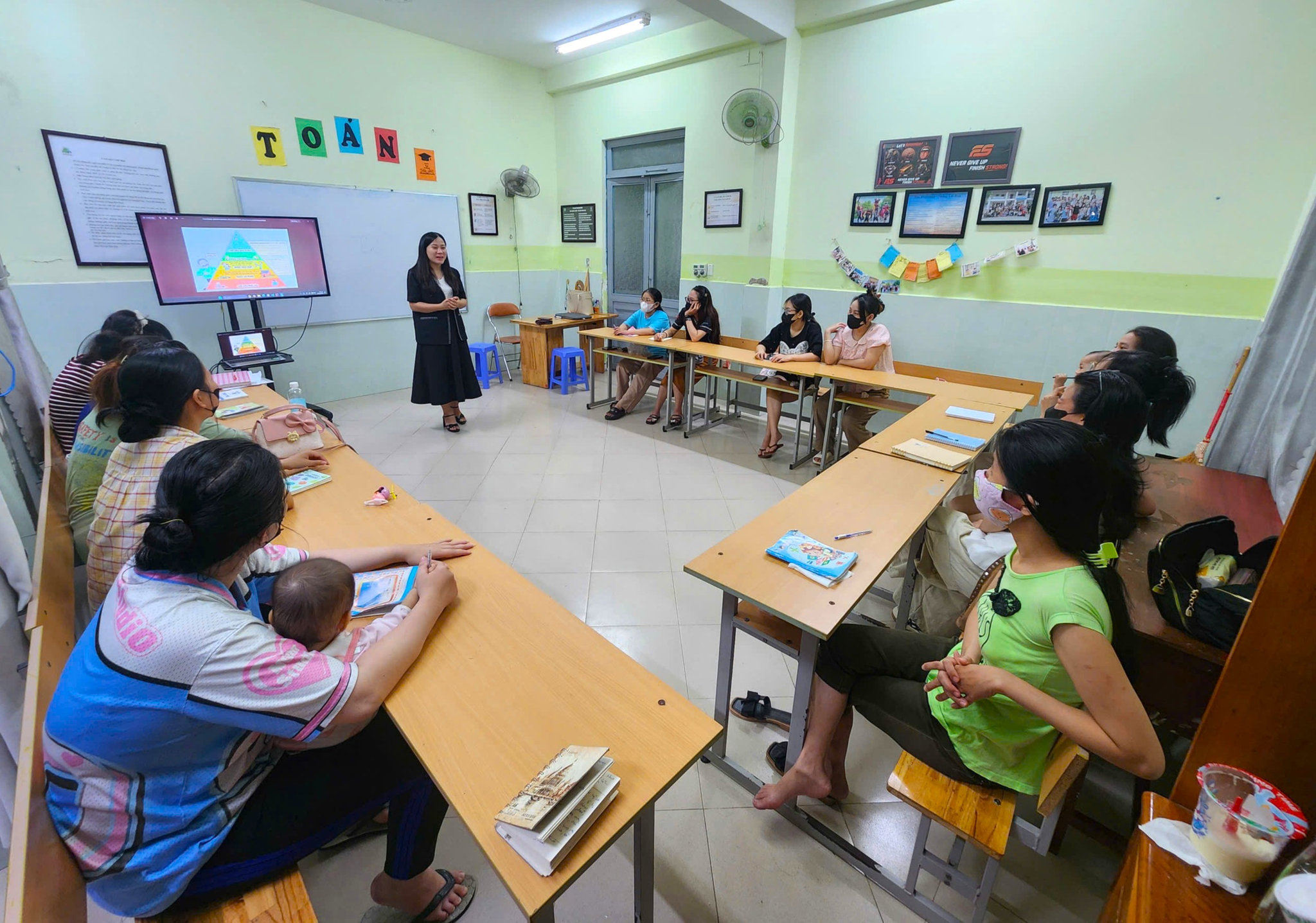 Nhiều mẹ trẻ đơn thân tham gia học kỹ năng sống tại dự án “Tình yêu của mẹ”. Ảnh: PHƯỚC AN