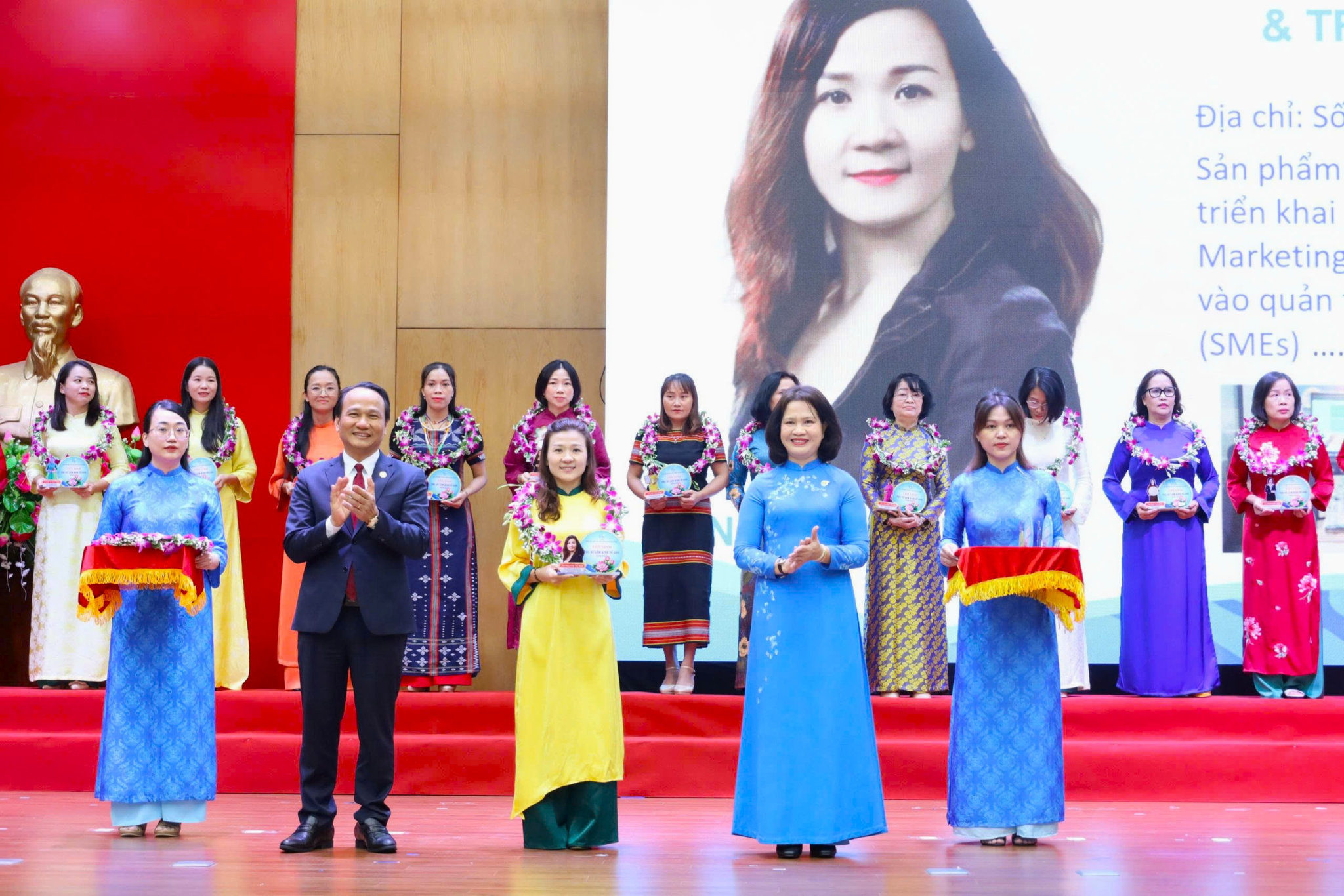 Chị Nguyễn Thị Nga, người sáng lập và điều hành Công ty TNHH Tư vấn, đào tạo và triển khai chuyển đổi số DX82 tại lễ “Tôn vinh phụ nữ làm kinh tế giỏi” năm 2026 do Hội Liên hiệp Phụ nữ thành phố tổ chức. Ảnh: TIỂU YẾN