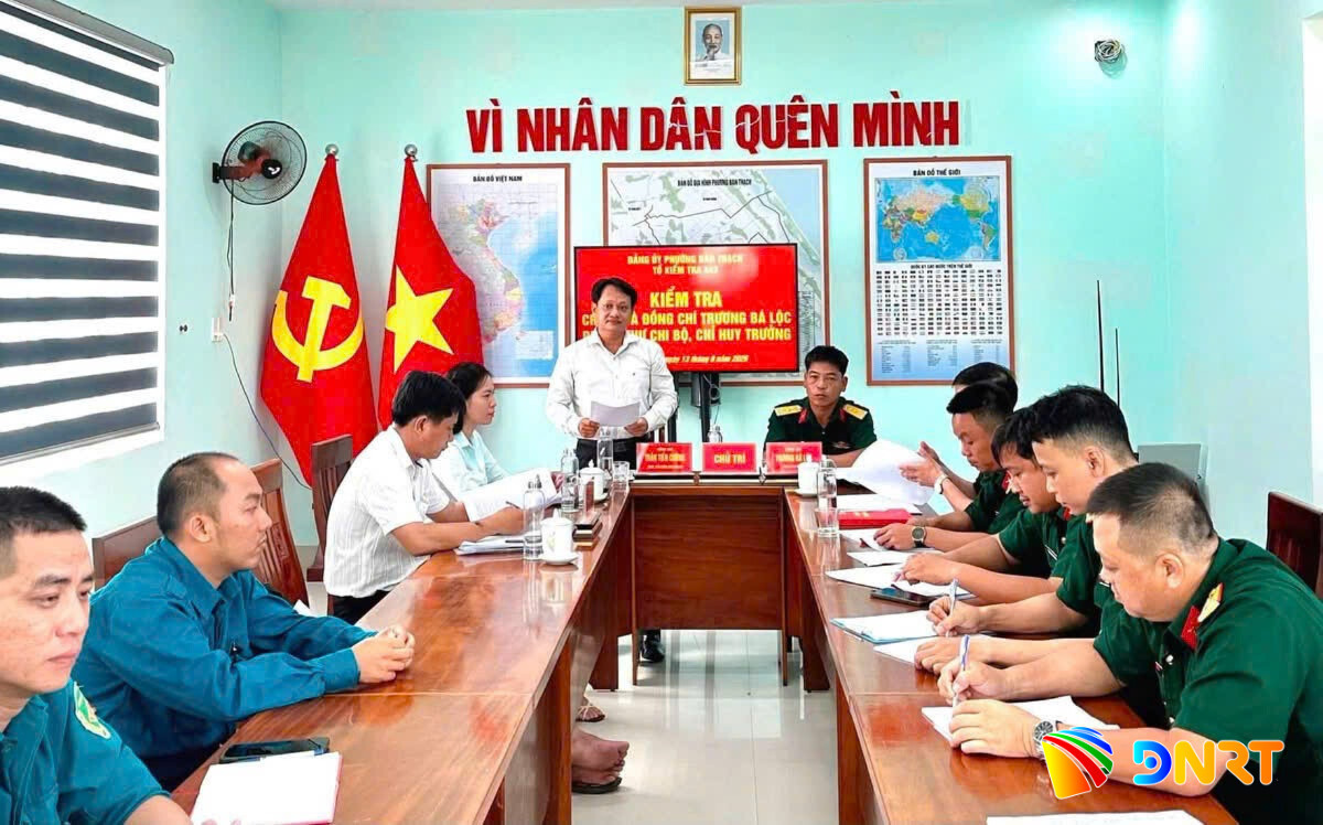 Tổ kiểm tra Đảng ủy phường Bàn Thạch tổ chức kiểm tra Chi bộ Quân sự phường và đồng chí Bí thư Chi bộ về vai trò lãnh đạo thực hiện các nhiệm vụ chính trị được giao. Ảnh: N.ĐOAN