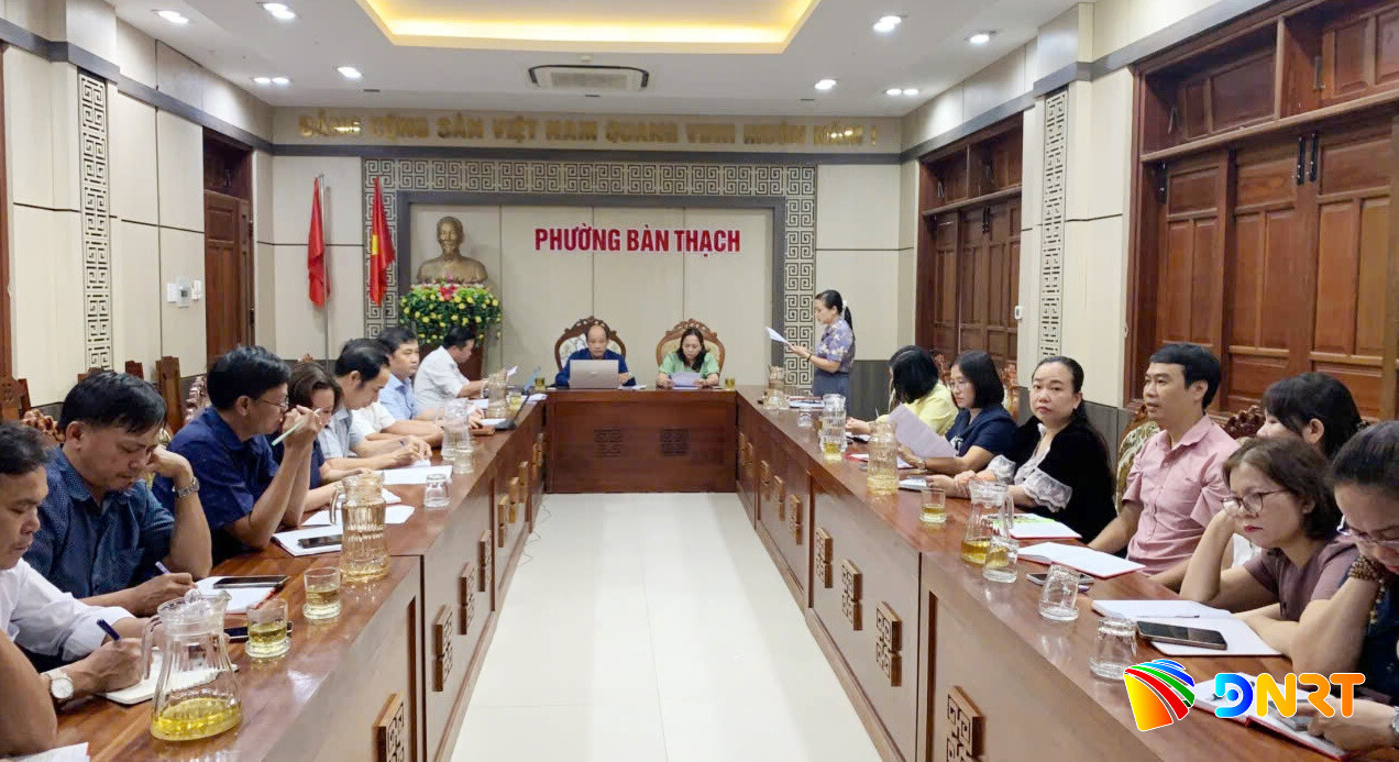 Ủy ban Kiểm tra Đảng ủy phường Bàn Thạch làm việc với Chi bộ Văn phòng HĐND - UBND phường về giám sát kê khai tài sản thu nhập cá nhân. Ảnh: N.ĐOAN