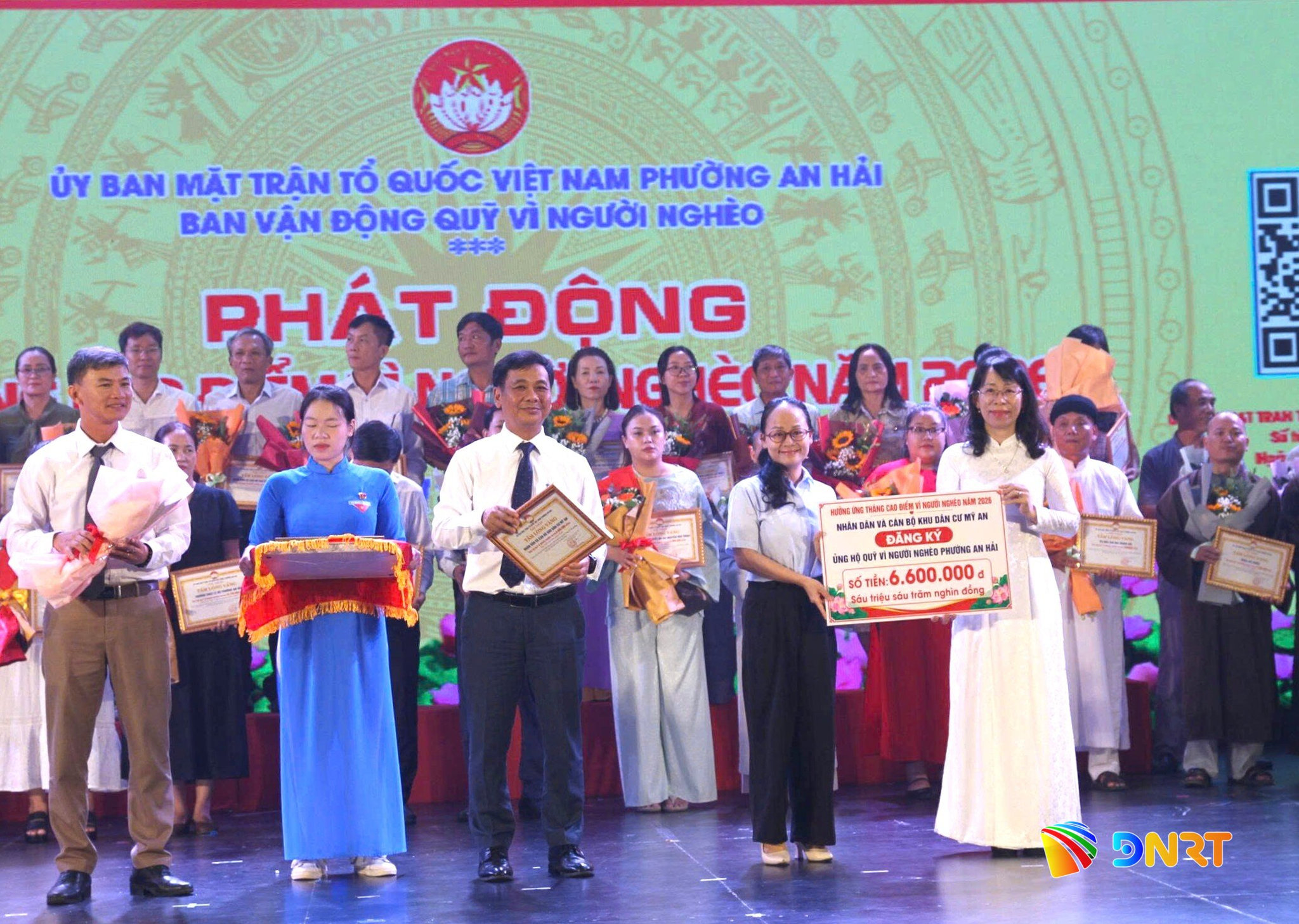 Ban vận động tiếp nhận nguồn lực, trao bảng ghi nhận tấm lòng vàng và tặng hoa tri ân các đơn vị (1)
