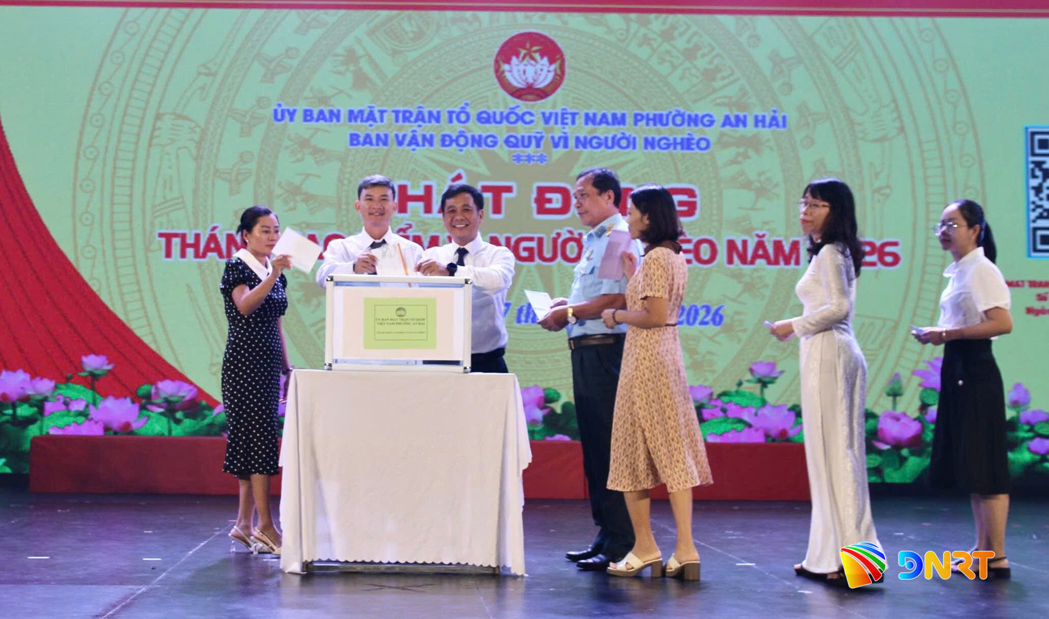 Lãnh đạo, công chức phường trực tiếp ủng hộ tại Chương trình.