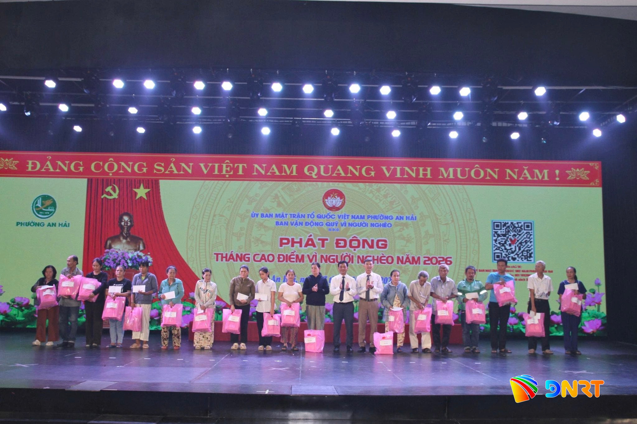 Tặng quà cho hộ nghèo tại chương trình phát động