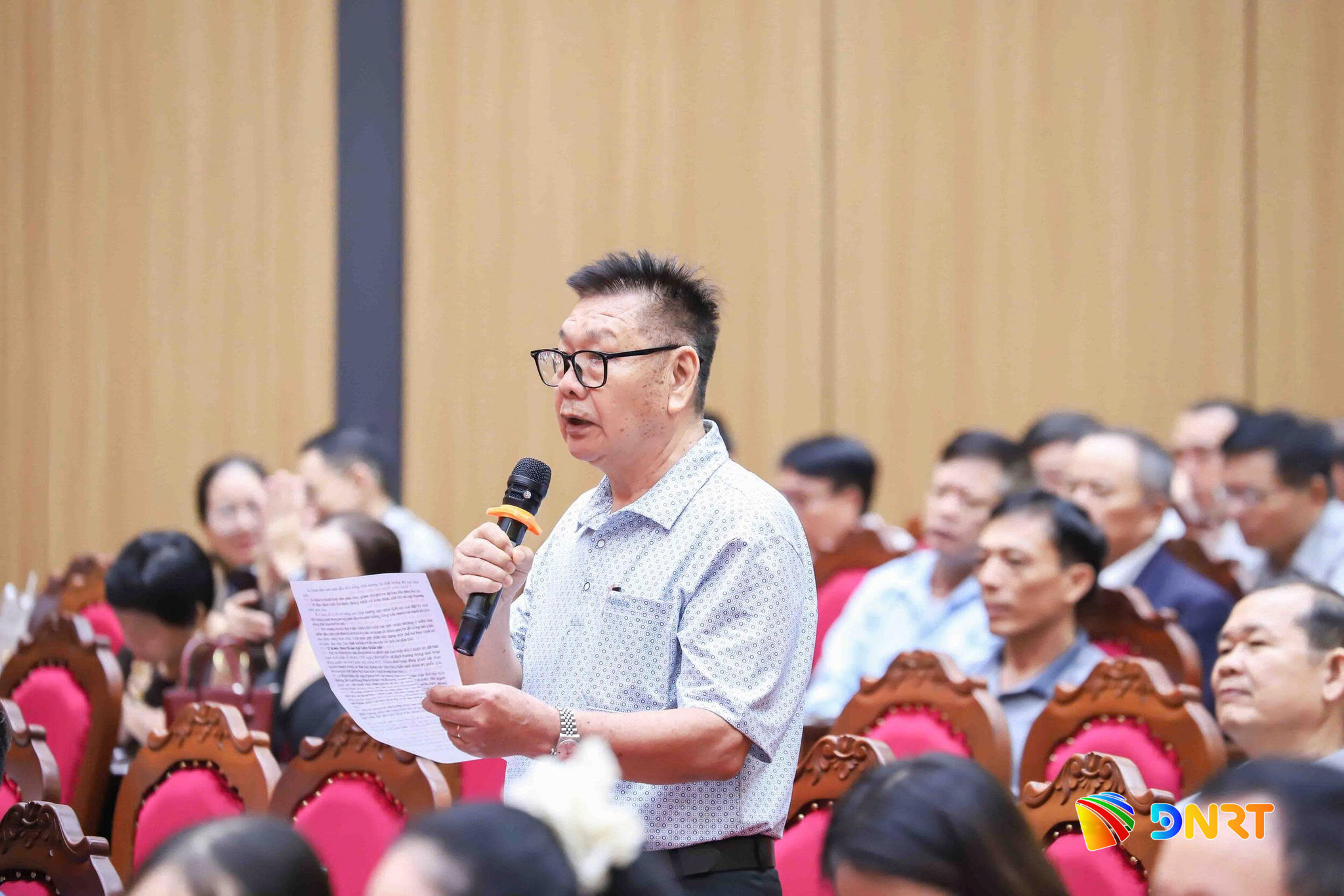 Cử tri phường Hải Châu kiến nghị tại hội nghị tiếp xúc cử tri trước kỳ họp Quốc hội lần thứ 2. Ảnh: NGỌC PHÚ