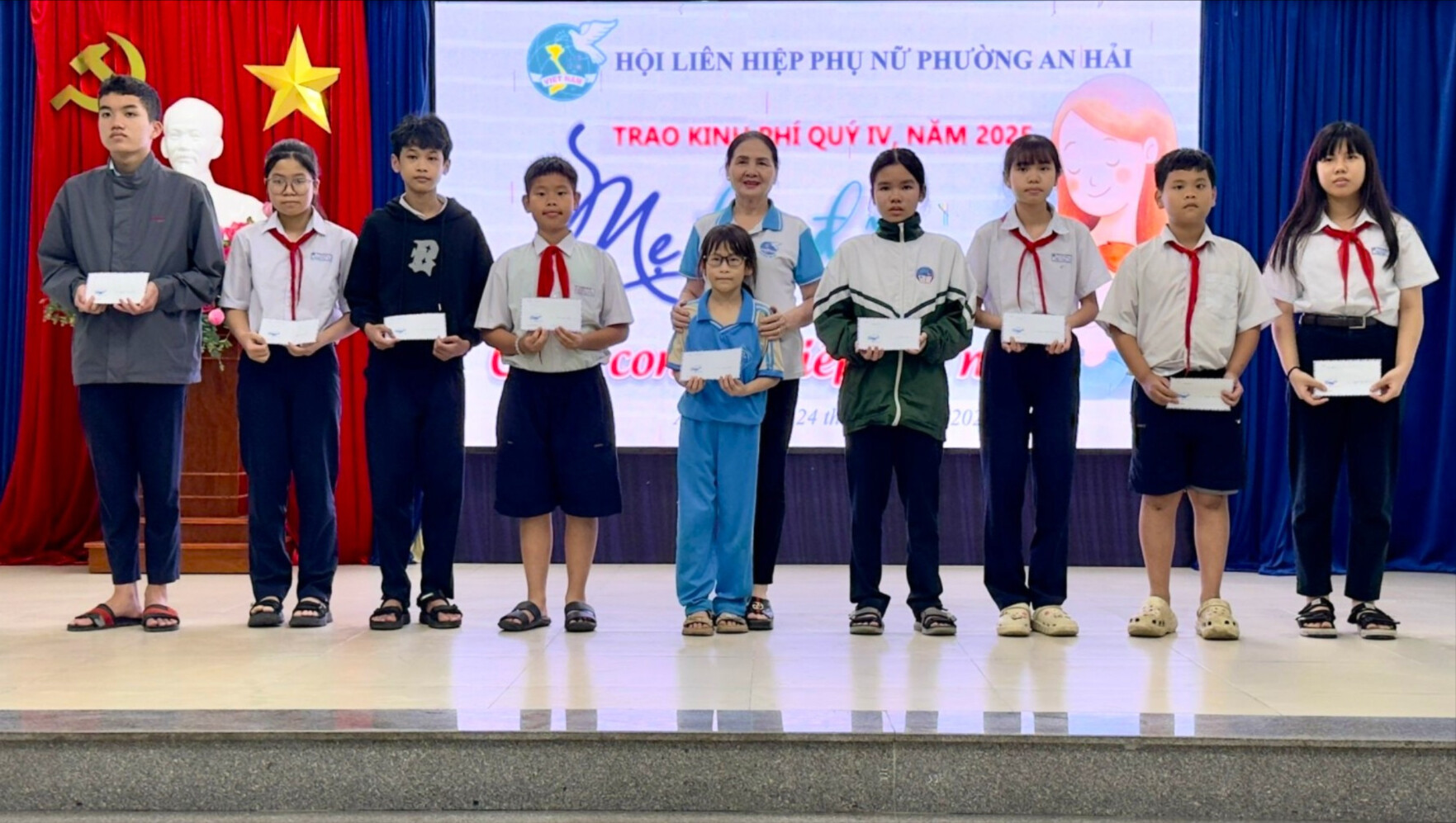 Bà Phan Thị Lý (đứng giữa) đang nhận đỡ đầu Lê Kiều Thảo Nguyên và Nguyễn Phước Thịnh. Ảnh: XUÂN ĐÔNG