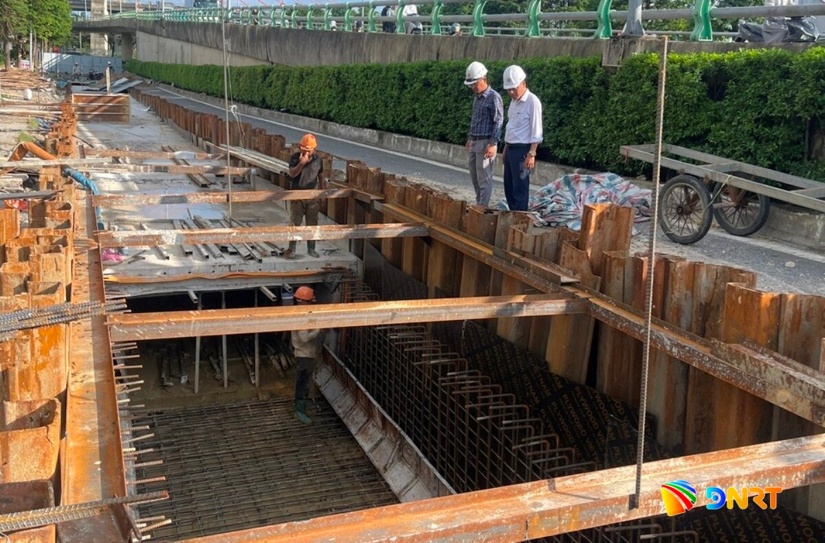 Ban Quản lý dự án đầu tư xây dựng các công trình giao thông và nông nghiệp Đà Nẵng đang tập trung chỉ đạo thi công tuyến cống thoát nước số 2 dọc theo đường Hoàng Thị Loan đang được thi công để phân lưu, thoát nước từ cống Khe Cạn (phường Thanh Khê) ra hồ Trung Nghĩa.