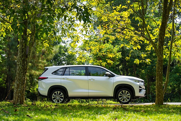 Góc nhìn đuôi xe Toyota Innova Cross hiện đại