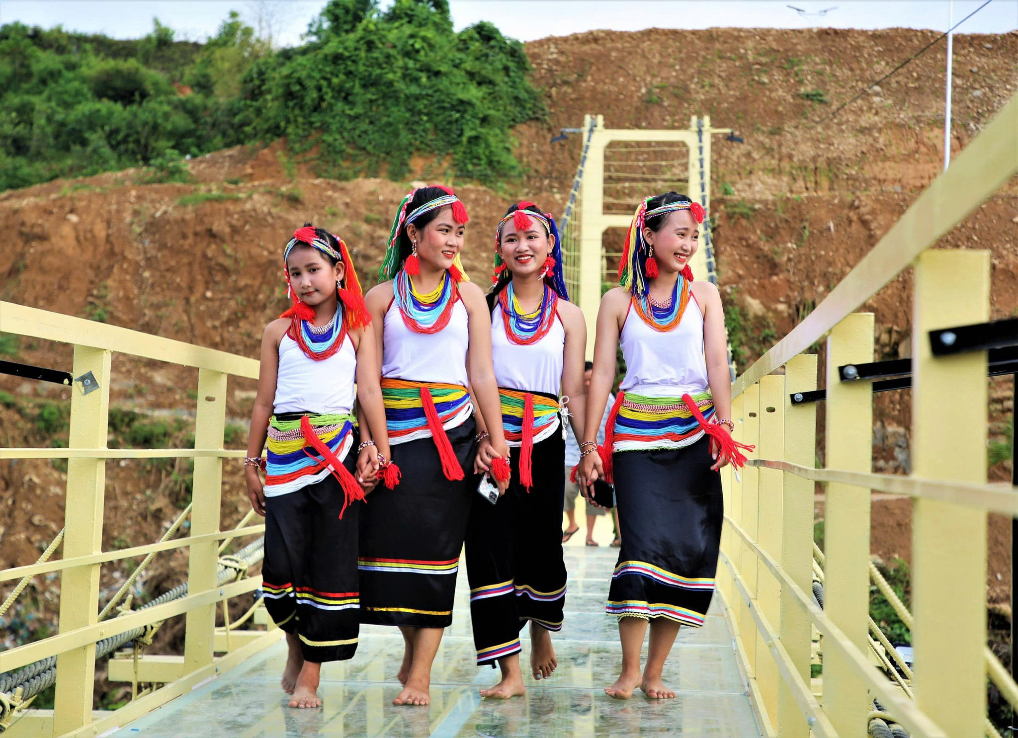 Thiếu nữ đồng bào Co xã Trà Liên góp sức giới thiệu, bảo tồn và quảng bá bản sắc văn hóa truyền thống cộng đồng. Ảnh: ALĂNG NGƯỚC